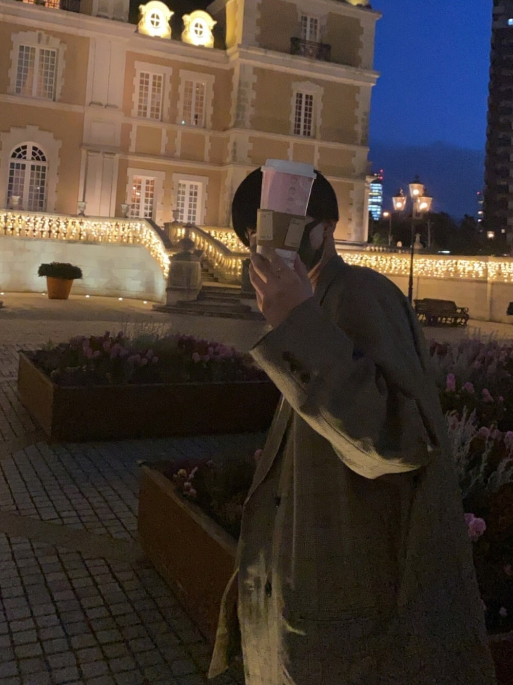 グレー系のテーラードジャケット、グレー系のその他パンツ、ホワイト系のトップスを着用したメンズの冬コーディネートの1枚目の写真