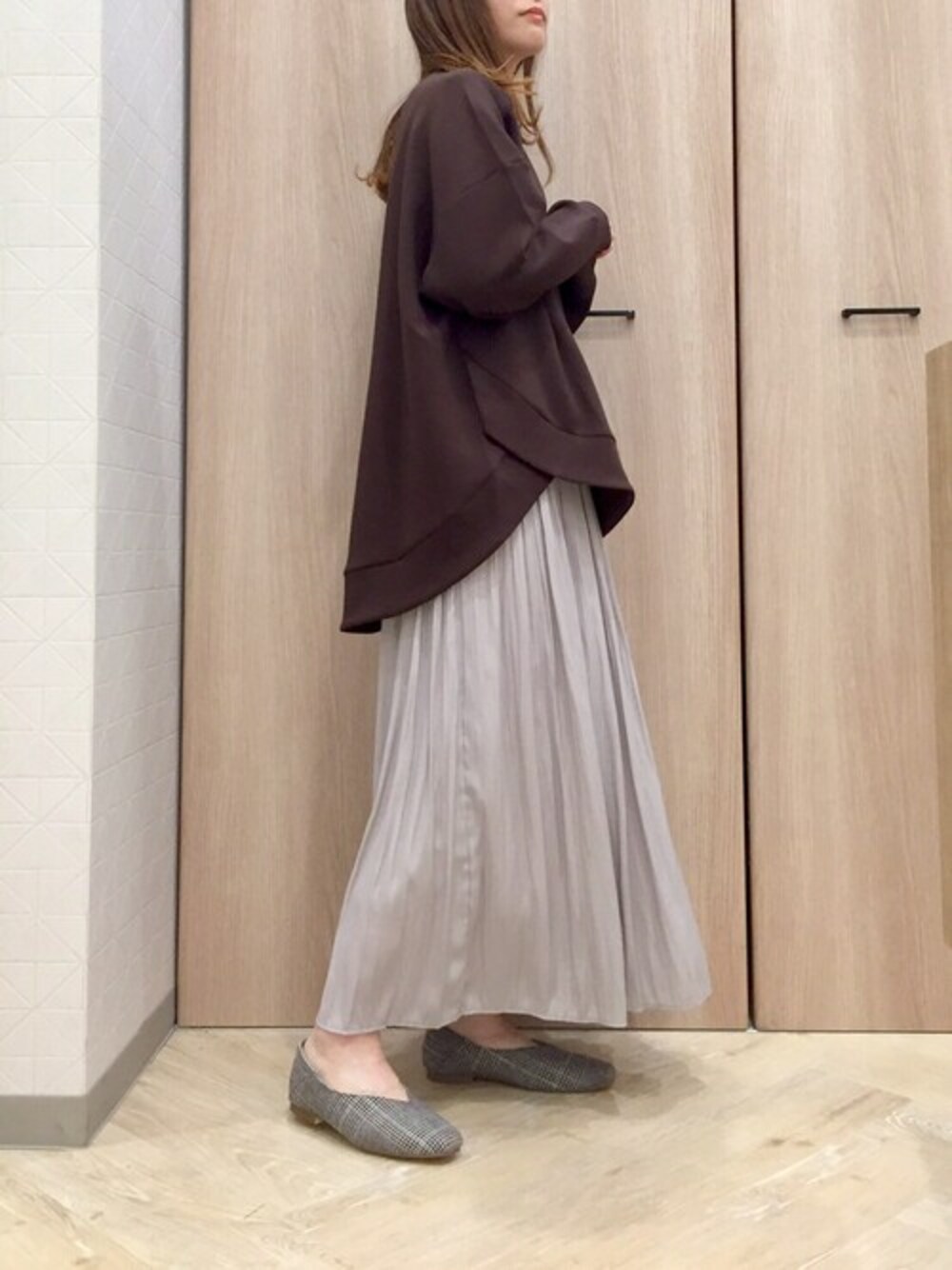 「秋のコーデ、大人カジュアル、大人コーデ、きれいめカジュアル、#ブラウン、秋コーデ、サテンスカート、サテンプリーツスカート、前後差、2021秋トレンド」｜「ELVENCE DEUXのダンボールゼンゴサＰＯ（Tシャツ/カットソー、ブラウン系）」を使った、ELVENCE DEUXさん（レディース・155cm）の秋コーディネートの1枚目の写真