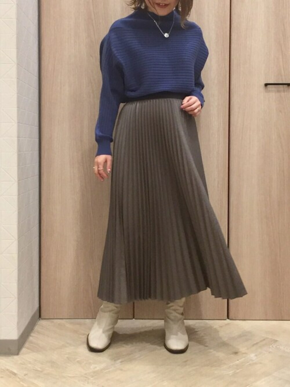 「大人カジュアル、大人コーデ、プリーツスカート、きれいめカジュアル、大人女子、大人ガーリー、エコレザー、着るコスメ、ホホバオイル配合」｜「ELVENCE DEUXのルーズネックドルマン/ホホバ（ニット/セーター、ブルー系）」を使った、ELVENCE DEUXさん（レディース・150cm）の秋コーディネートの1枚目の写真