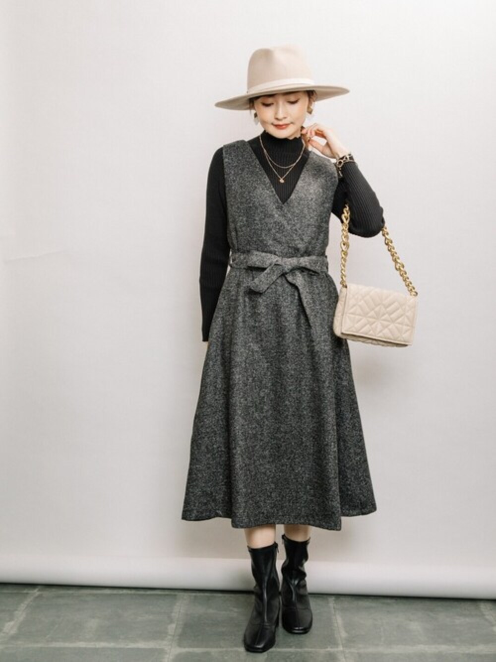 「ジャンパースカート、プチプラ、大人コーデ、上品、大人女子、プチプラコーデ、スカラップ、大人ガーリー」｜「ELVENCE DEUXのフレアジャンスカ（ジャンパースカート、グレー系）」を使った、ELVENCE DEUXさん（レディース・160cm）の秋コーディネートの1枚目の写真