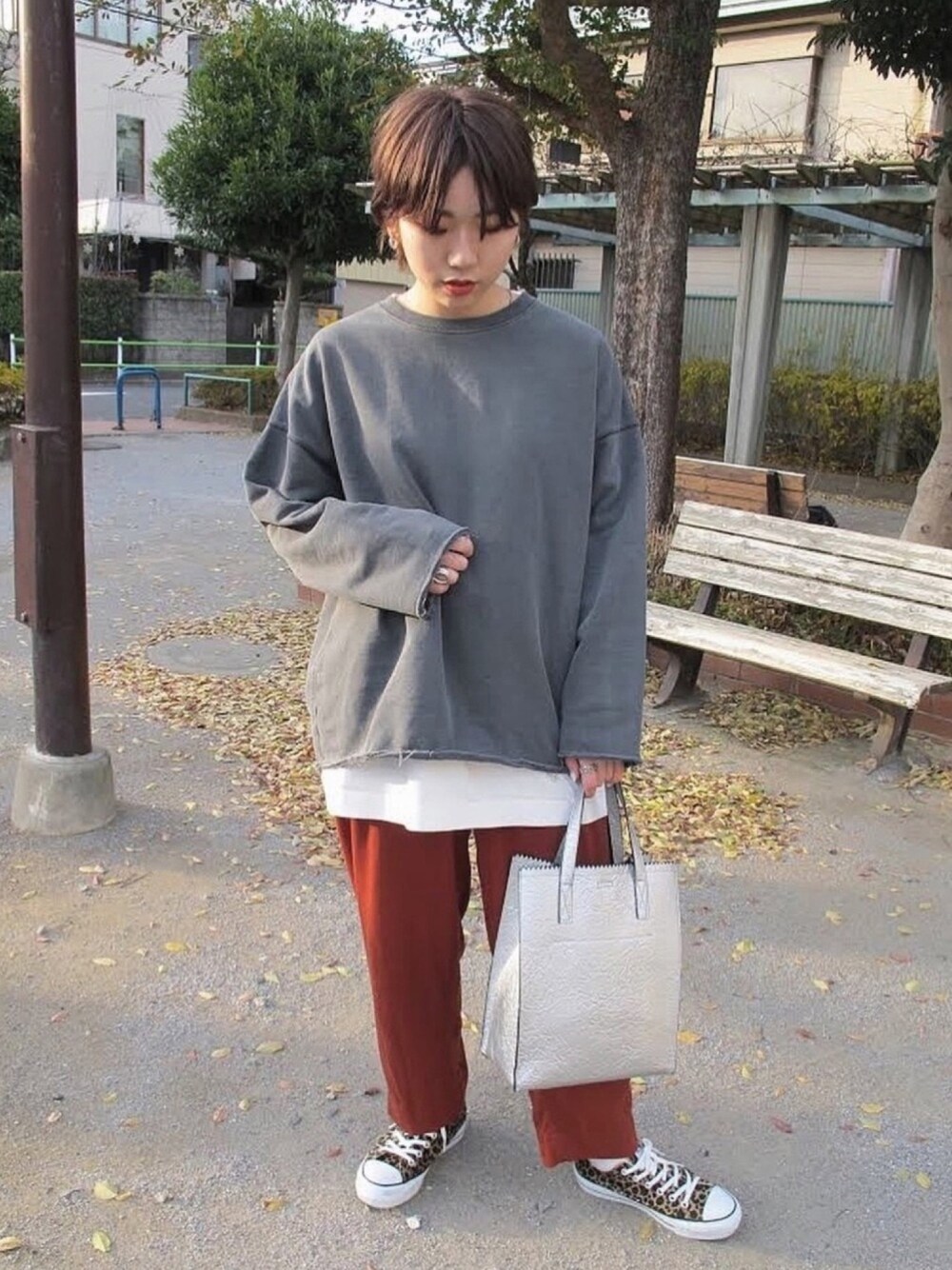 ホワイト系のTシャツ/カットソー、シルバー系のトートバッグ、ブラウン系のその他パンツを着用したレディースの冬コーディネートの1枚目の写真