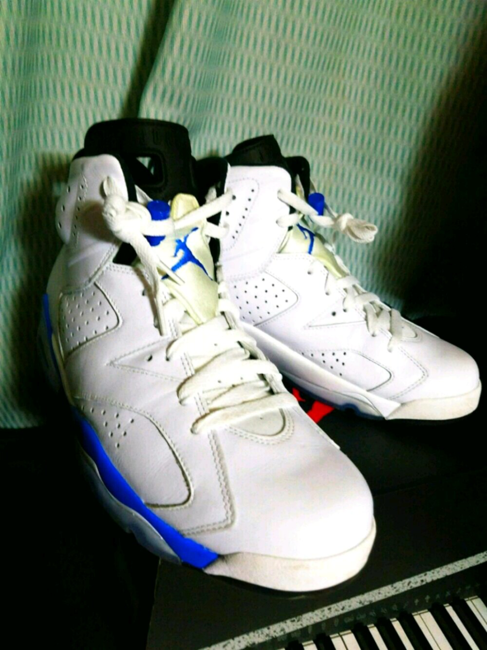 「NIKEのAIRJORDAN6  Sportblue（スニーカー、ホワイト系）」を使った、翔さん（メンズ・175cm）の冬コーディネートの1枚目の写真