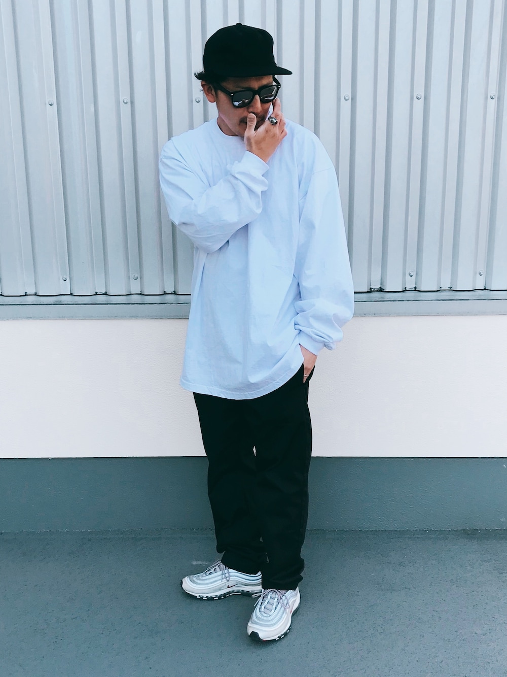 「休日スタイル、キャップ、ロンT、ビッグシルエット、シェフパンツ、ワークパンツ、エアマックス、エアマックス97、モノトーン、ストリート」｜「EBBETS FIELD FLANNELSのアイテム（キャップ、ブラック系）」を使った、91さん（メンズ・173cm）の春コーディネートの1枚目の写真