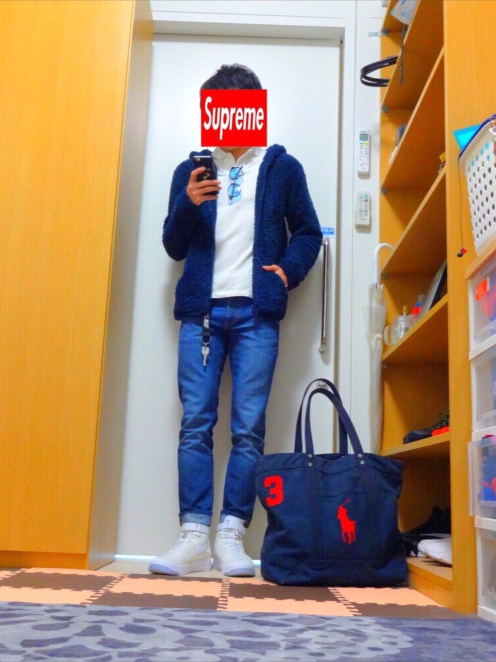 ブルー系のジャケット/アウター、ブルー系のその他パンツ、ブルー系のトートバッグを着用したメンズの冬コーディネートの1枚目の写真