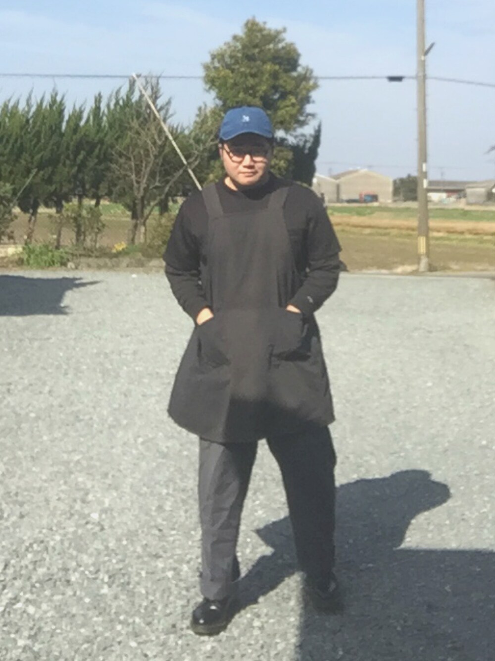 「シンプル、モノトーン、レイヤードスタイル、異素材、スラックス、ドクターマーチン、デニムキャップ」｜「SPINNSのアイテム（キャップ、ブルー系）」を使った、げーひーさん（メンズ・160cm）の春コーディネートの1枚目の写真