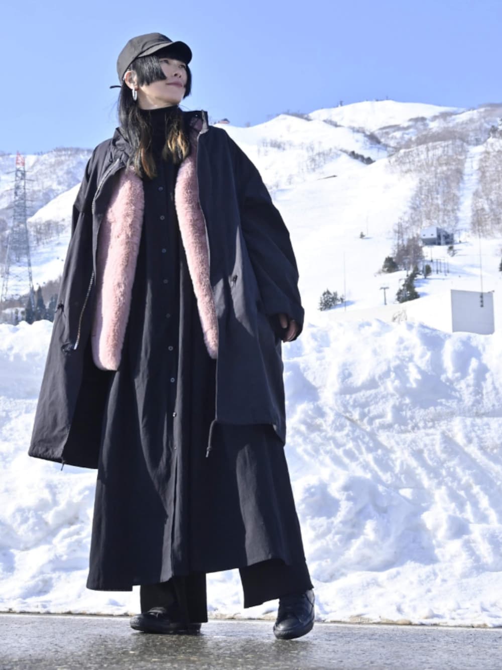 ブラック系のシャツワンピース、ブラック系のモッズコート、ブラック系のニット/セーターを着用したレディースの冬コーディネートの1枚目の写真