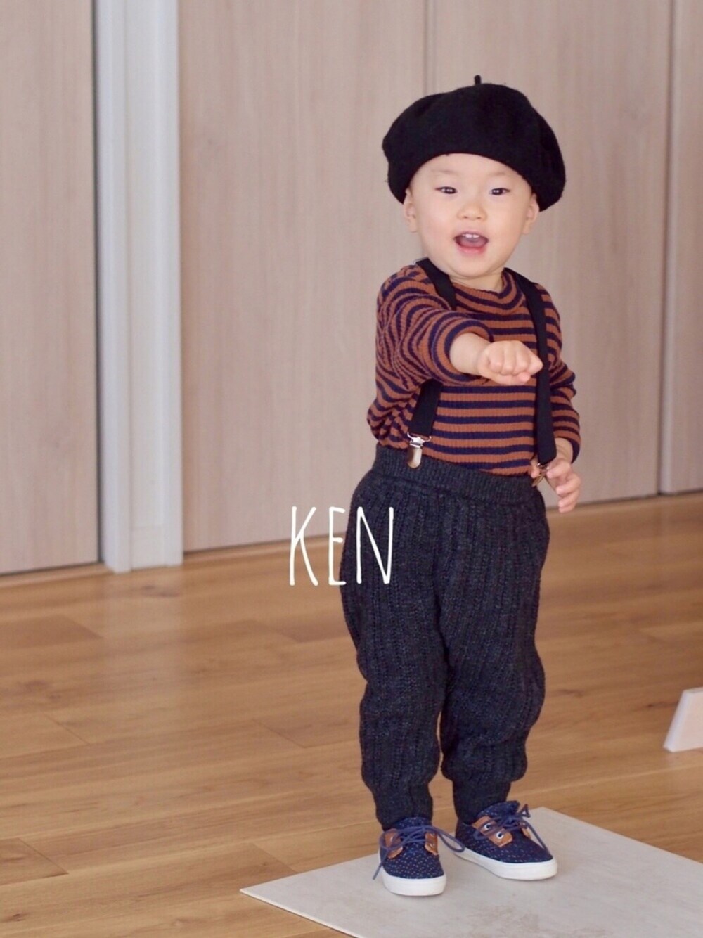 ブラウン系のニット/セーター、ブラック系のパンツ、ブルー系のシューズを着用したキッズの春コーディネートの1枚目の写真