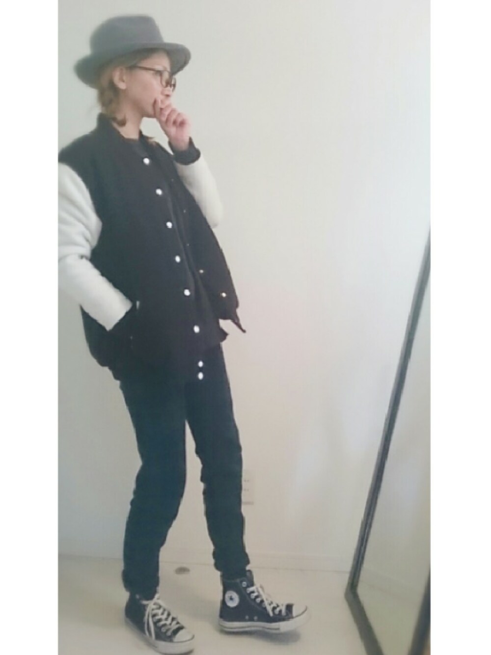 グレー系のスウェット、ブラック系のスニーカー、グリーン系のその他パンツを着用したレディースの冬コーディネートの1枚目の写真