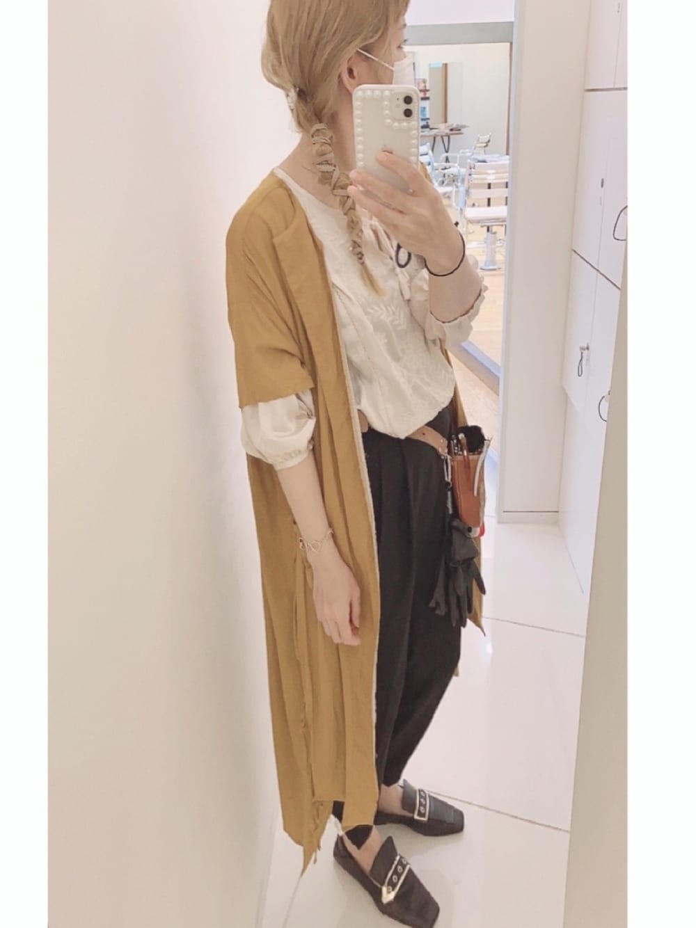 「シンプル、ゆるコーデ、大人コーデ、ママコーデ、ユニクロ、プチプラコーデ、秋コーデ」｜「MERLOTのビッグシルエットサイドリボンワンピース7706（シャツワンピース、イエロー系）」を使った、もーりさん（レディース・167cm）の秋コーディネートの1枚目の写真
