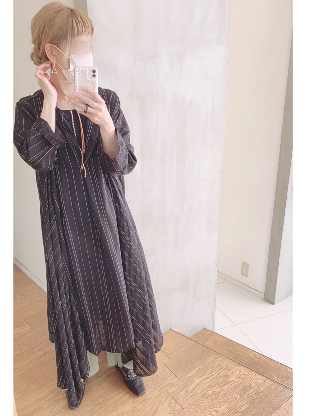 「秋のコーデ、シンプルコーデ、お洒落さんとつながりたい、ロングワンピース、オトナカジュアル、ママコーデ、しごとスタイル」｜「MERLOTのストライプ柄シアーシャツワンピース1758（ワンピース、ブラック系）」を使った、もーりさん（レディース・167cm）の秋コーディネートの1枚目の写真