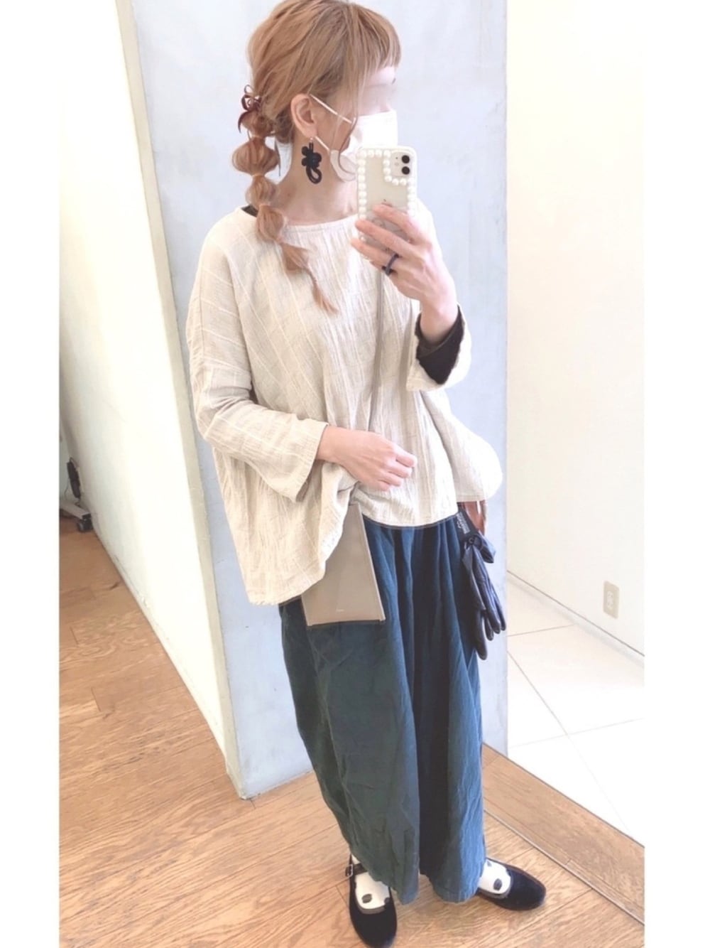 「シンプルコーデ、高身長女子、古着、ボンタンパンツ、ママコーデ、カンフーシューズ、ゆるコーデ、仕事着」｜「SVECのカンフーシューズ /  SVEC シュベック kung fu Shoes（バレエシューズ、ブラック系）」を使った、もーりさん（レディース・167cm）の秋コーディネートの1枚目の写真