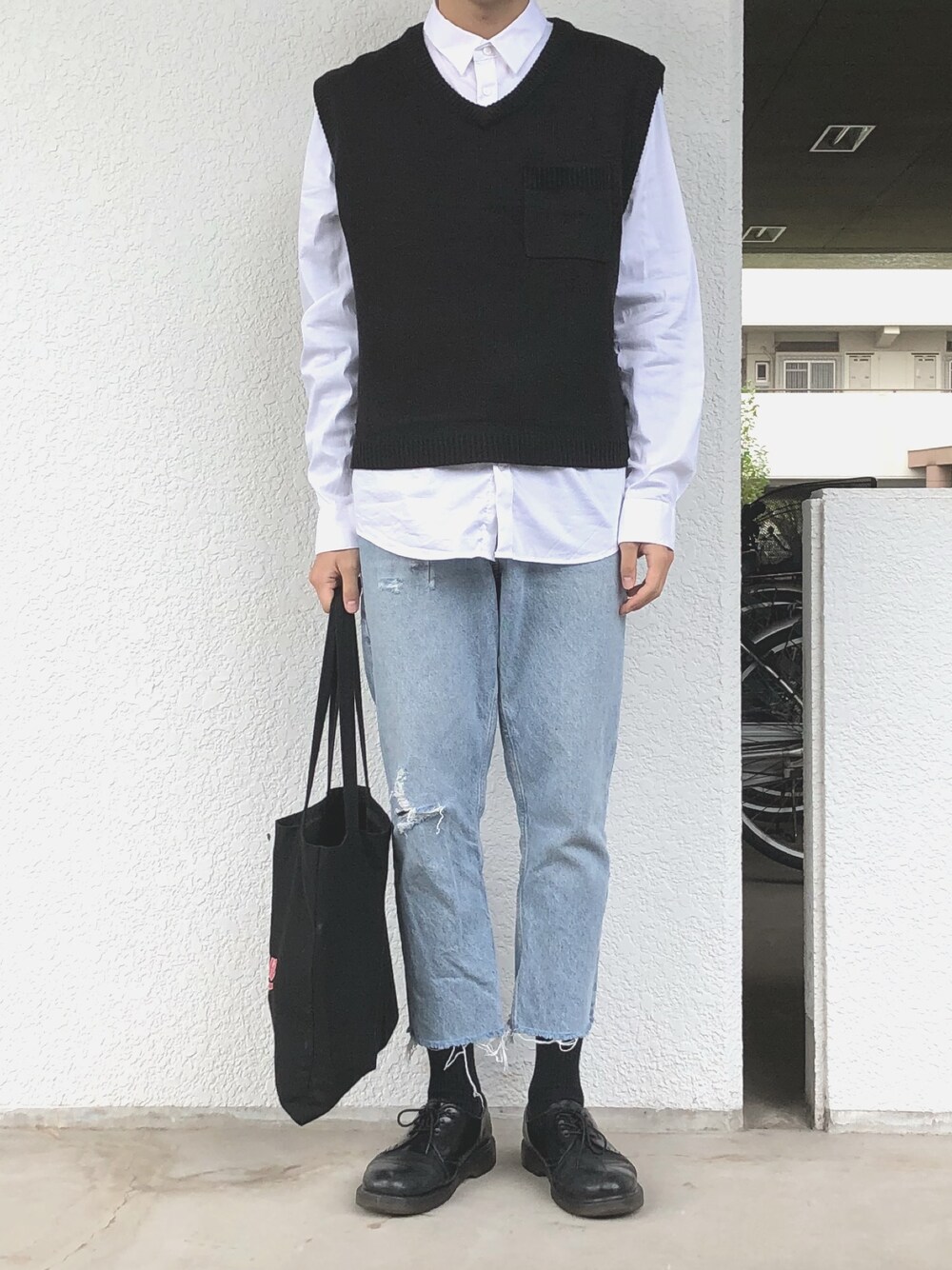 「ベスト、ベスト×シャツ、ニット、デニムパンツ、切りっぱなしデニム、切りっぱなし、キレイめ、秋のコーデ、WHO’S WHO gallery」｜「Who'sWhoのアイテム（ニット/セーター、ブラック系）」を使った、やたるさん（メンズ・175cm）の秋コーディネートの1枚目の写真