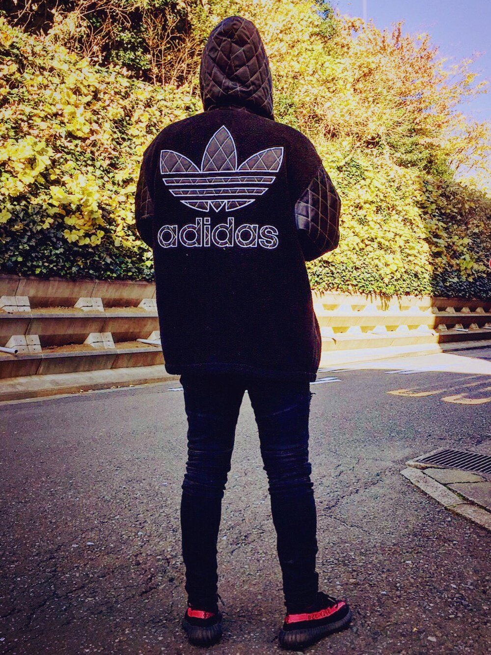 「adidas、adidas originals、YeezyBoost350、yeezyboost、yeezyboost350V2、KanyeWest、black、streetstyle」｜「adidasのアイテム（マウンテンパーカー、ブラック系）」を使った、Onoderaさん（メンズ・181cm）の冬コーディネートの1枚目の写真