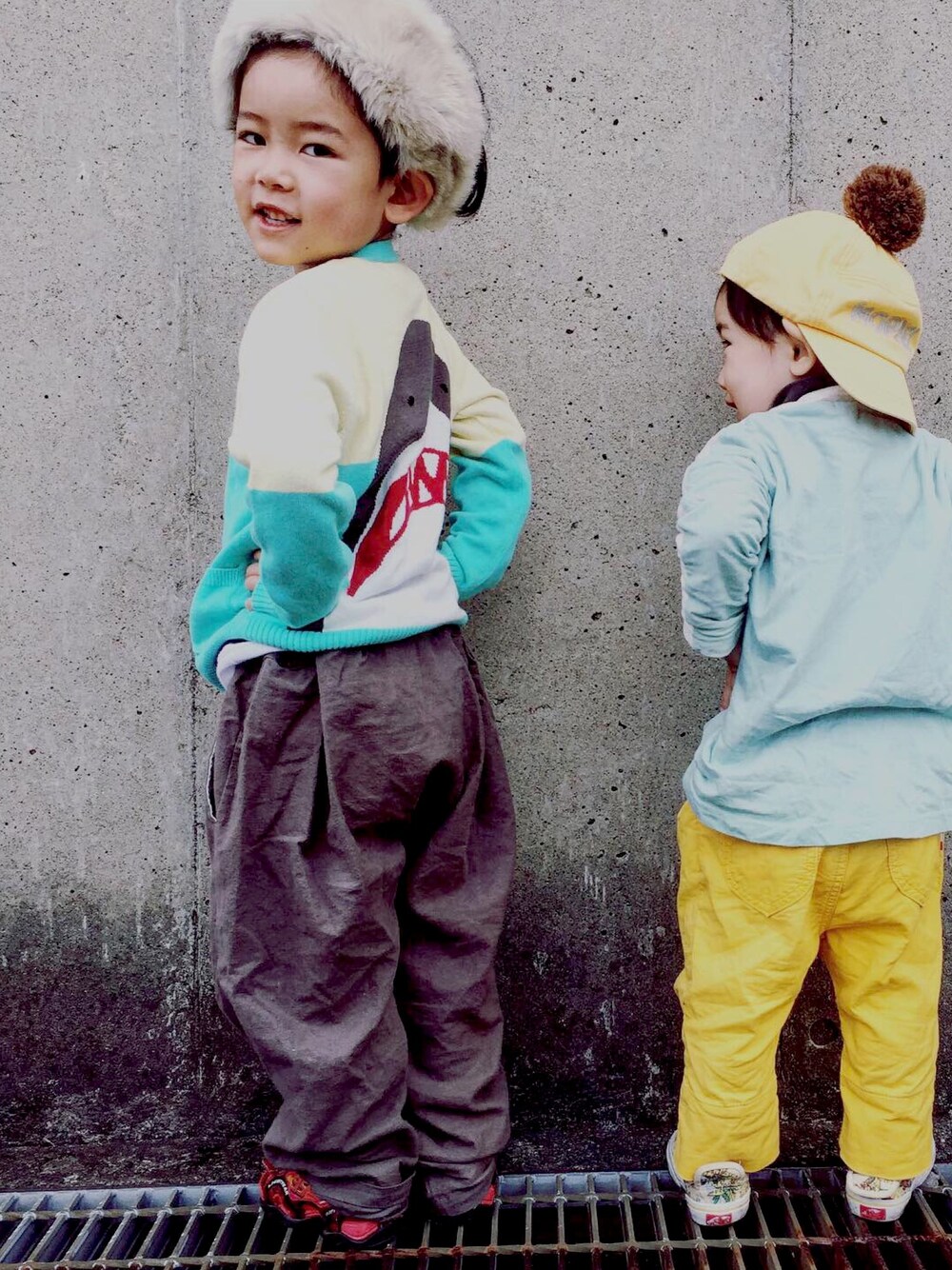 ブルー系のジャケット/アウター、グレー系のパンツ、ベージュ系のヘアバンドを着用したキッズの秋コーディネートの1枚目の写真