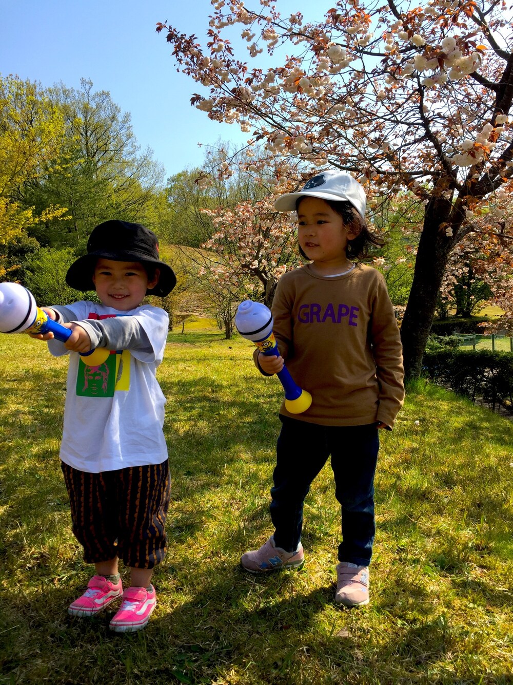 「休日コーデ、ロンT、キッズコーデ、VANS、公園」｜「NEW BALANCEのFS313（スニーカー、ピンク系）」を使った、puuuuton11さん（キッズ・100cm）の春コーディネートの1枚目の写真