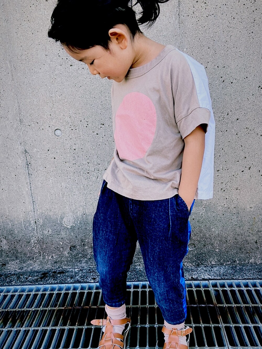 「キッズファッション、男の子コーデ、デニム、カジュアルコーデ」｜「6゜vocaleのアイテム（Tシャツ/カットソー、ベージュ系）」を使った、puuuuton11さん（キッズ・100cm）の秋コーディネートの1枚目の写真