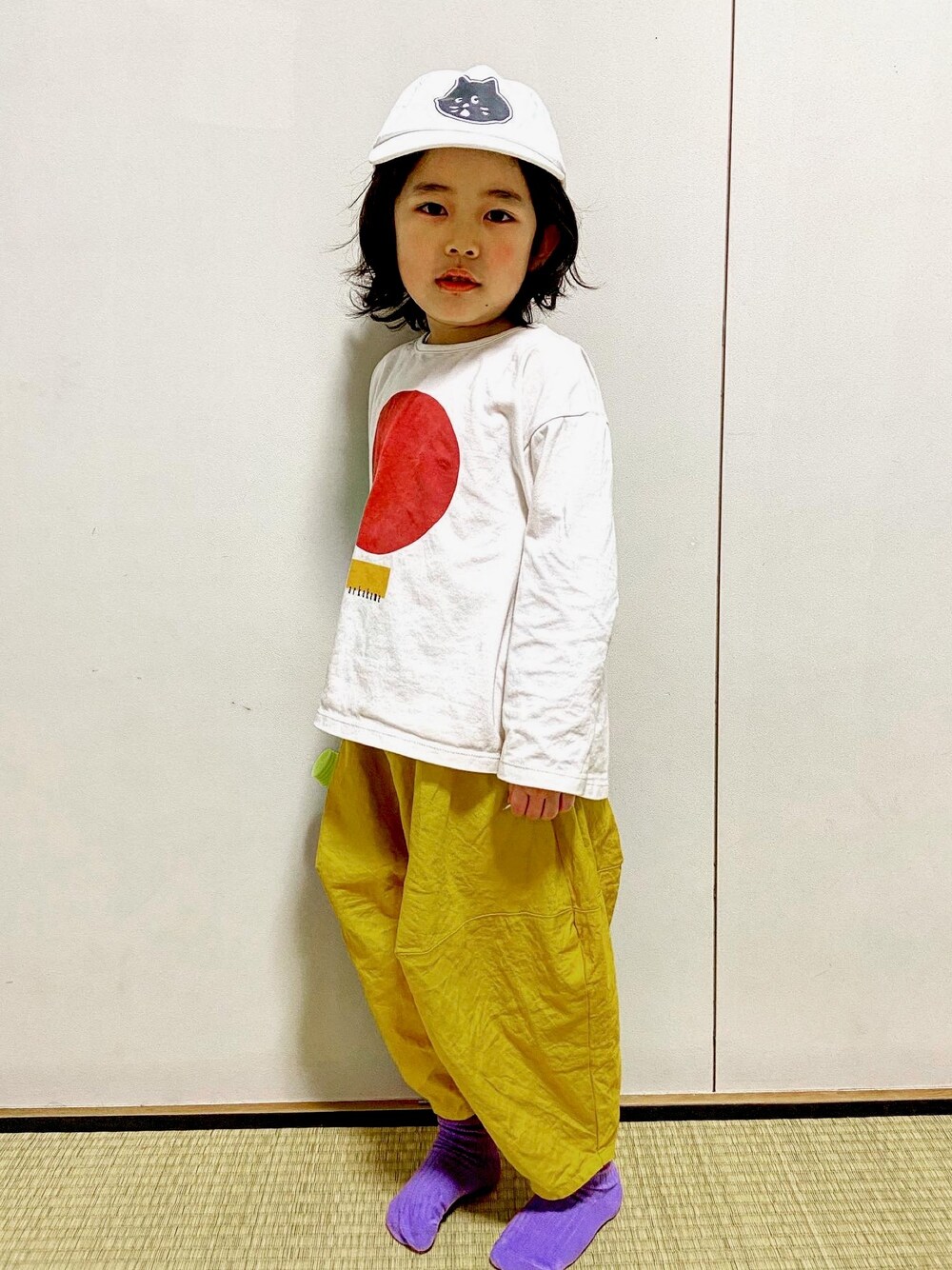 「休日コーデ、カジュアル、ゆるコーデ、おとこのこ、男の子、キャップ、6歳」｜「アルカカマのアイテム（トップス、ホワイト系）」を使った、puuuuton11さん（キッズ・100cm）の冬コーディネートの1枚目の写真