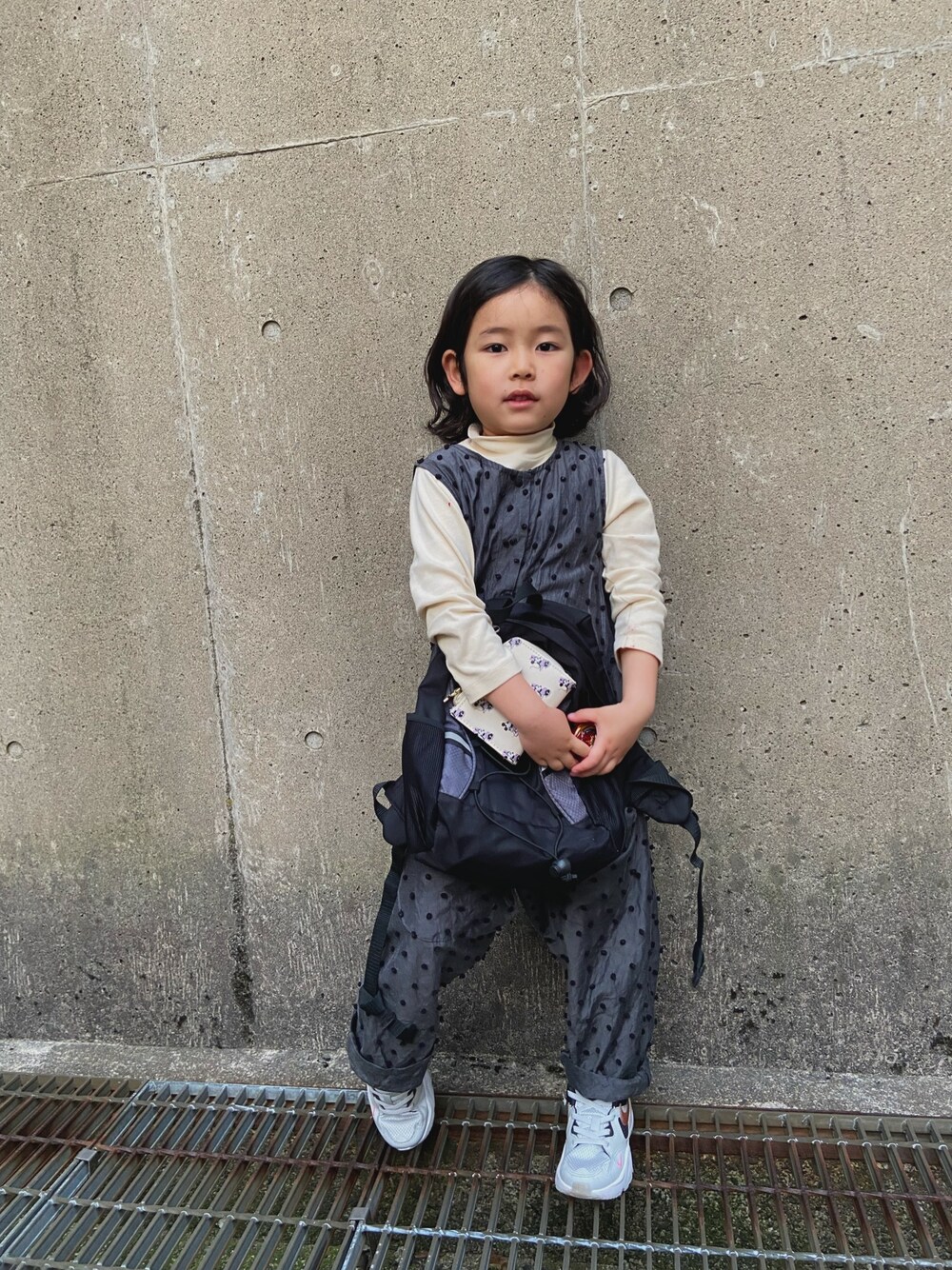 「春コーデ、男の子、6歳、スニーカー、オールインワン」｜「frankygrowのアイテム（オールインワン・サロペット、グレー系）」を使った、puuuuton11さん（キッズ・100cm）の春コーディネートの1枚目の写真