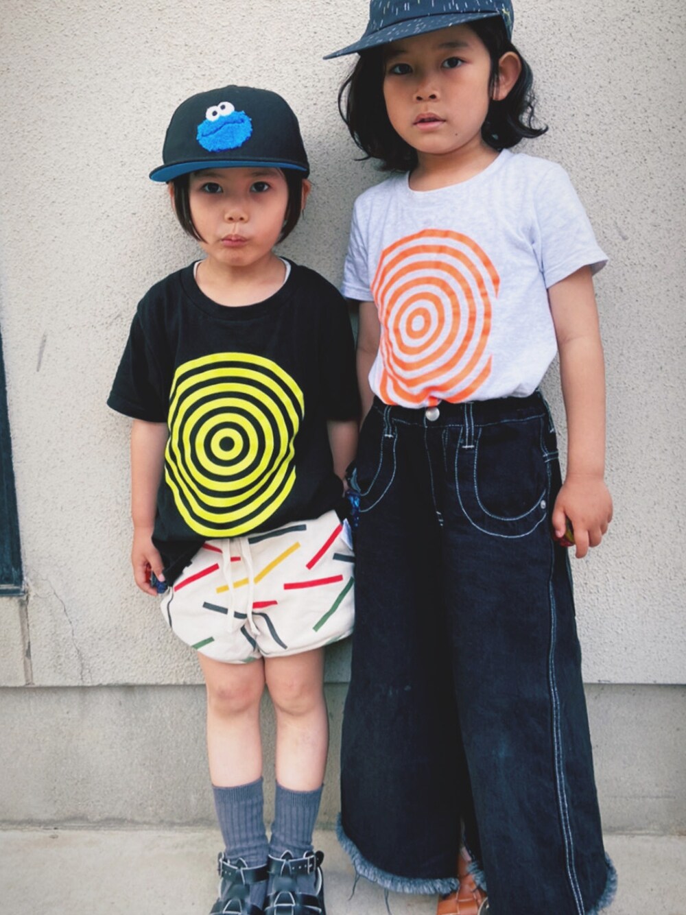 「男の子、カジュアルコーデ、休日スタイル、プリントT、男の子コーデ、Tシャツ、おそろいコーデ」｜「TEG TEGのTEG TEG/SPIRAL LOGO TEE（Tシャツ/カットソー、グレー系）」を使った、puuuuton11さん（キッズ・100cm）の夏コーディネートの1枚目の写真