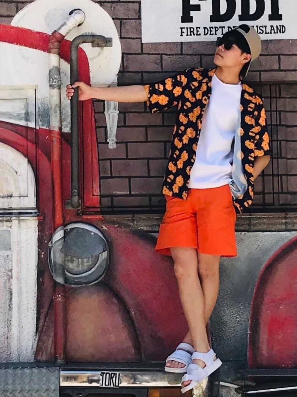 「おしゃれさんと繋がりたい、ラフ、白Tシャツ、アロハシャツ、夏コーデ、夏」｜「ANDERSSON BELLのアイテム（その他パンツ、オレンジ系）」を使った、yupさん（メンズ・178cm）の秋コーディネートの1枚目の写真