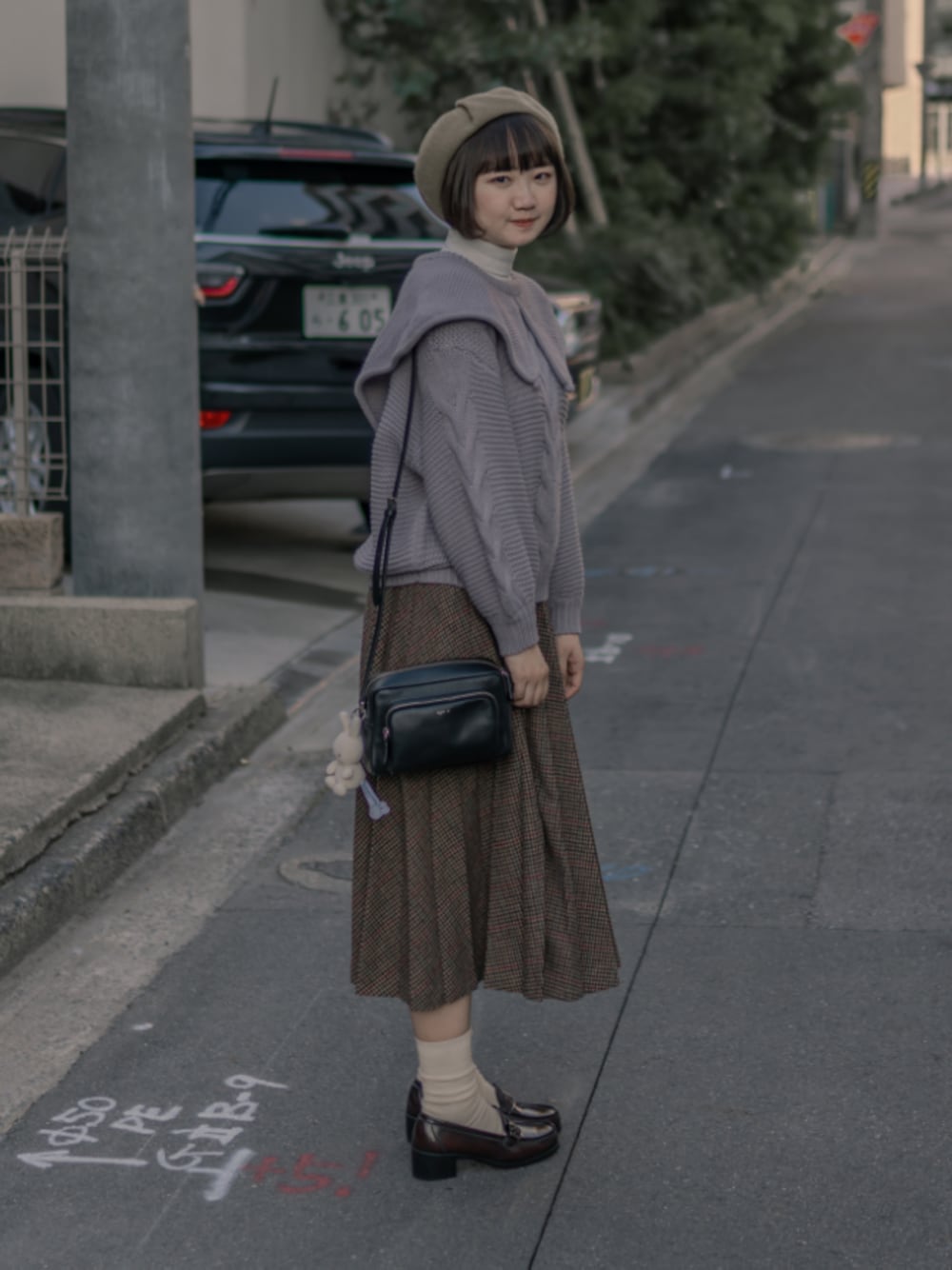 「RUBY AND YOU、HARUTA、BEAMS BOY、休日スタイル、秋、ショートヘア、ニットコーデ、ベレー帽」｜「agnes b.のFS34-01 angele ショルダーバッグ（ショルダーバッグ、ブラック系）」を使った、リスさん（レディース・163cm）の秋コーディネートの1枚目の写真