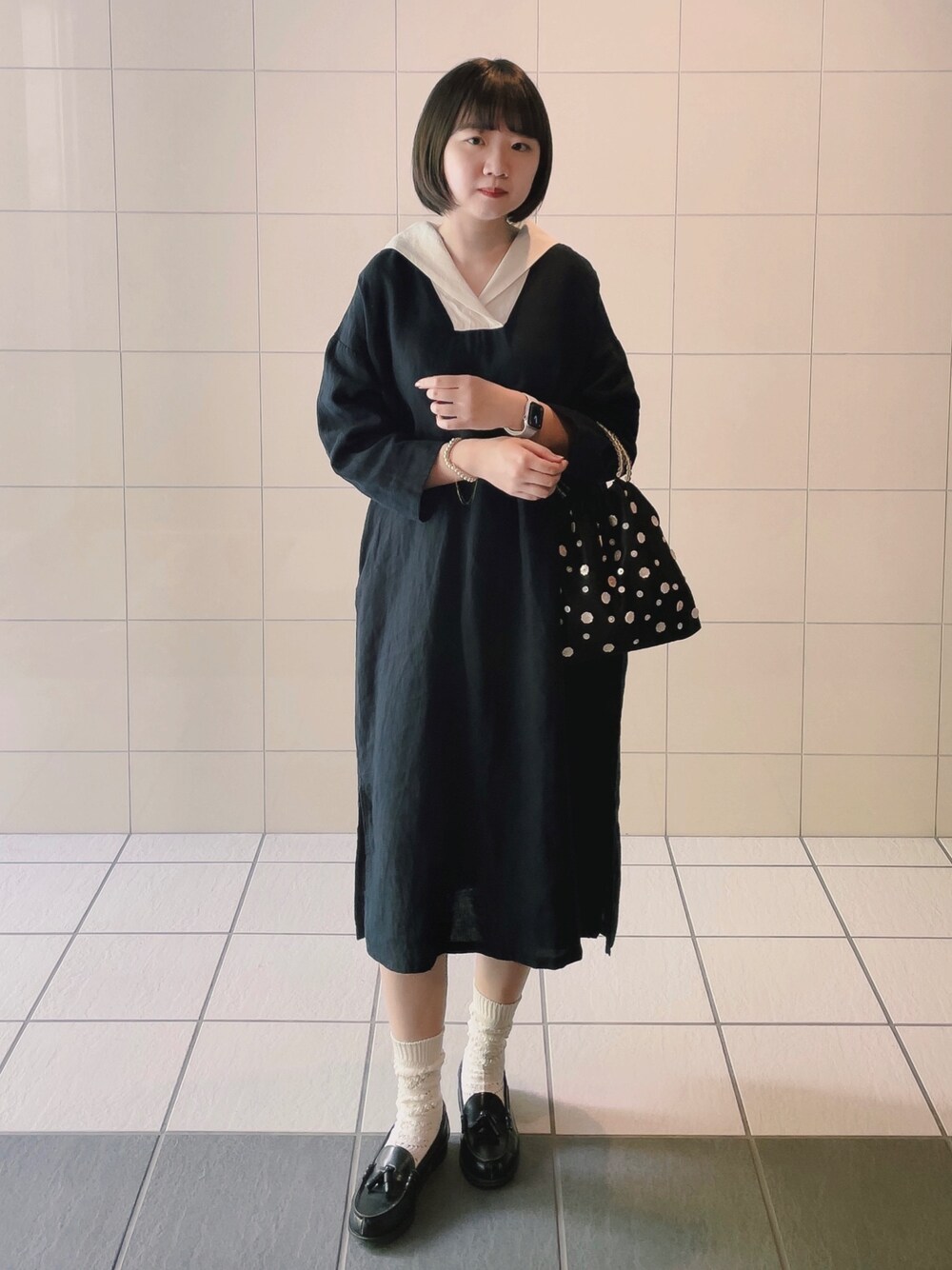 ブルー系のワンピース、ブルー系のトートバッグを着用したレディースの春コーディネートの1枚目の写真