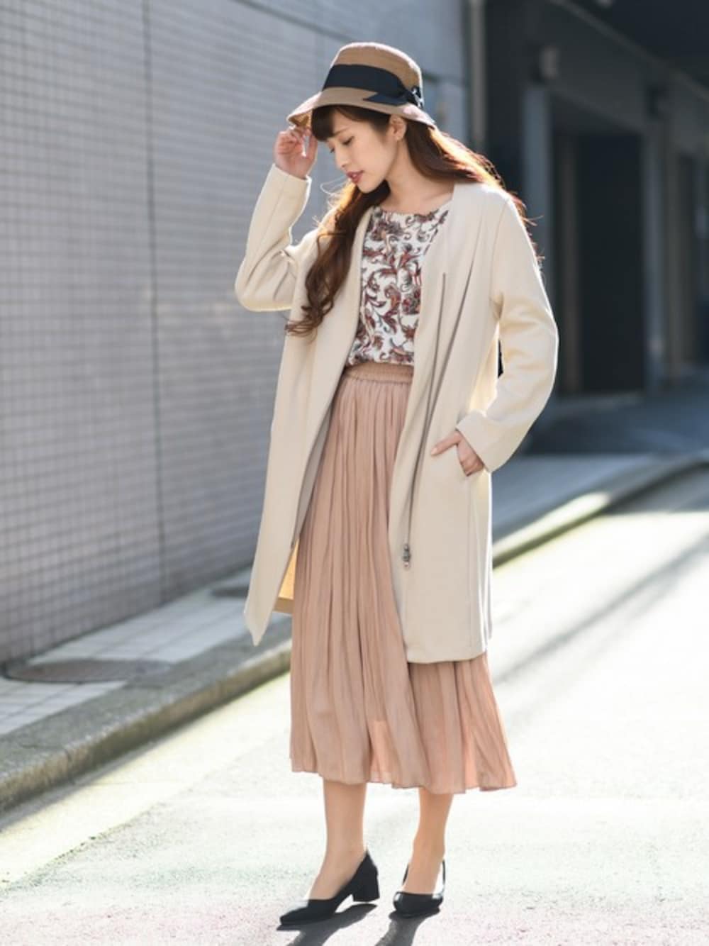 ブラック系のパンプスを着用したレディースの春コーディネートの1枚目の写真