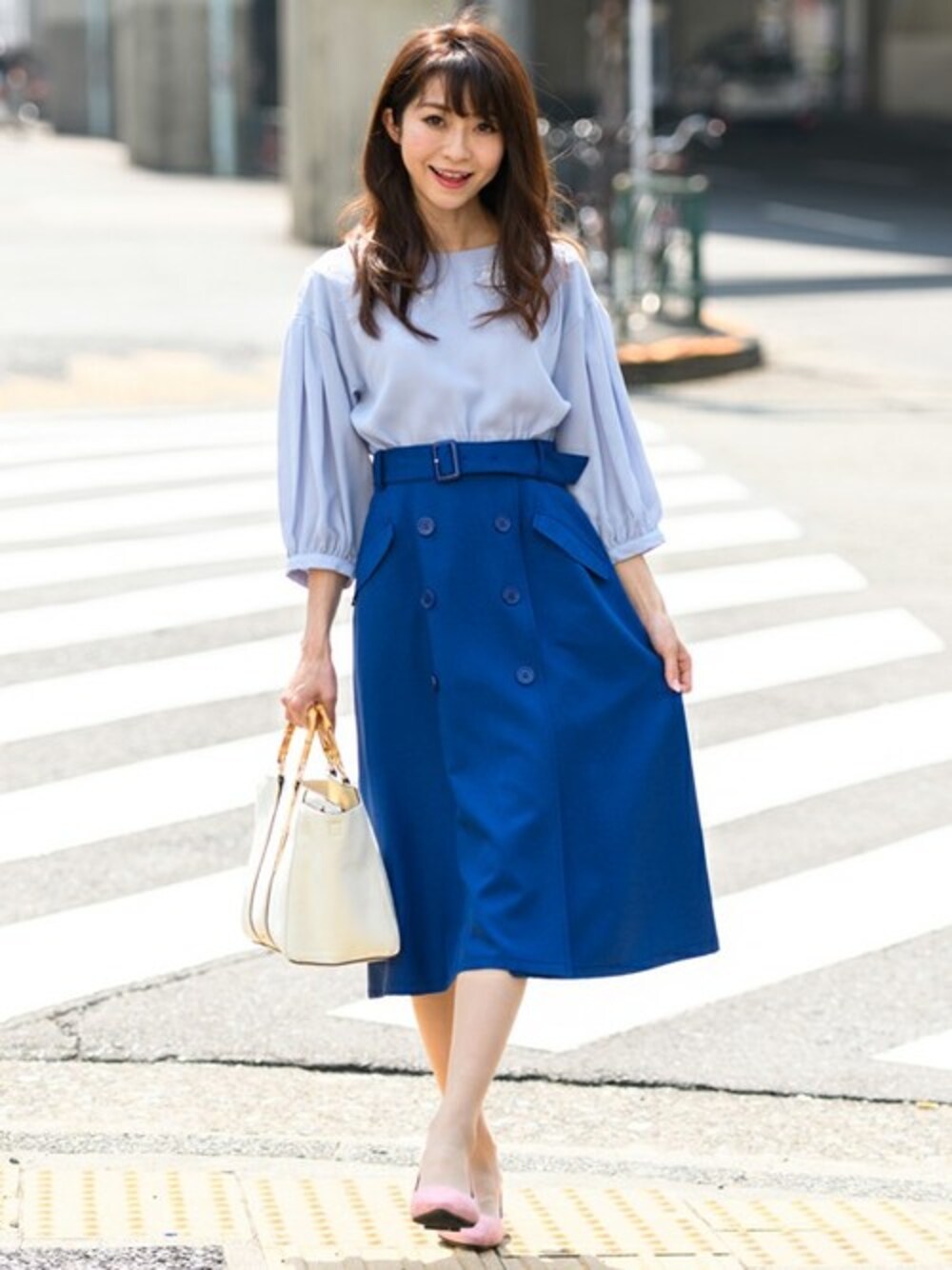 「トレンド、シンプル、ブルー、フェミニン、通学、ootd、春コーデ、通勤コーデ、トレンチスカート、麻バッグ」｜「Rewdeのﾄﾚﾝﾁｽｶｰﾄ（8R10-02007B）（スカート、ブルー系）」を使った、Rewde Staffさん（レディース・154cm）の春コーディネートの1枚目の写真