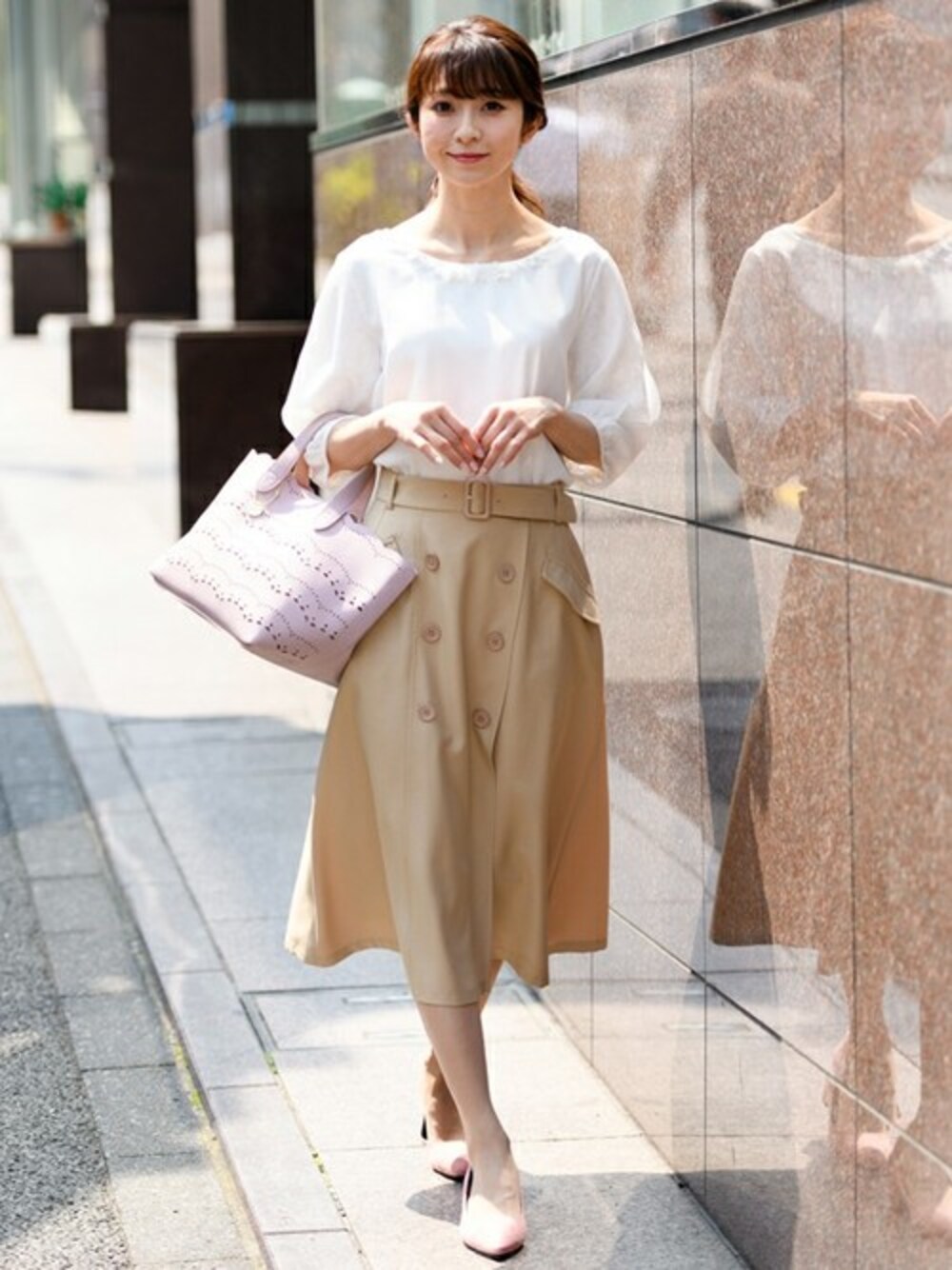 「トレンド、シンプル、ピンク、バッグ、２ＷＡＹ、ootd、春コーデ、通勤コーデ、大人かわいい、トレンチスカート」｜「Rewdeのﾄﾚﾝﾁｽｶｰﾄ（8R10-02007B）（スカート、ベージュ系）」を使った、Rewde Staffさん（レディース・154cm）の春コーディネートの1枚目の写真
