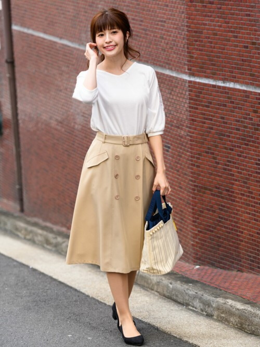 「シンプル、ベージュ、ストライプ、大人カジュアル、ootd、シンプルコーデ、通勤コーデ、通勤スタイル、袖レース、トレンチスカート」｜「Rewdeの袖ﾚｰｽ付ｶｯﾄｿｰ（8R15-03007）（Tシャツ/カットソー、ホワイト系）」を使った、Rewde Staffさん（レディース・164cm）の春コーディネートの1枚目の写真