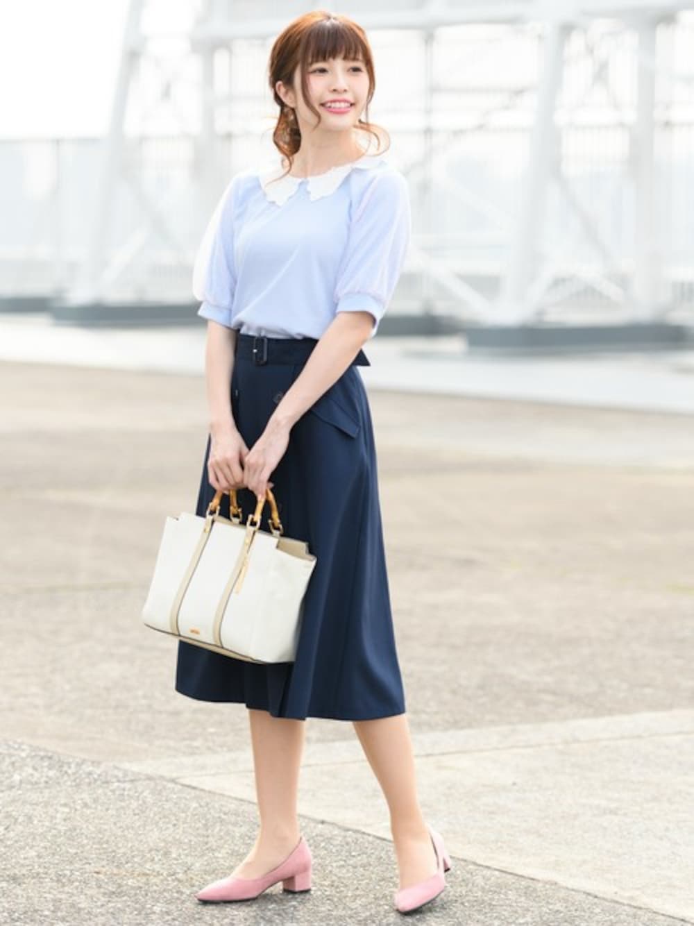 「チュール、ガーリー、ootd、通勤コーデ、襟付きトップス、通勤スタイル、かわいい、大人ガーリー、トレンチスカート、チュールトップス」｜「Rewdeの襟付き袖ﾁｭｰﾙｶｯﾄｿｰ（8R15-03006）（Tシャツ/カットソー、ブルー系）」を使った、Rewde Staffさん（レディース・164cm）の春コーディネートの1枚目の写真