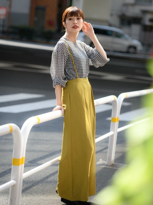 秋服の準備で迷ったら 大人可愛いメリハリのあるマスタードカラーで秋の定番コーデ 大人の女性向けファッションメディア Casual