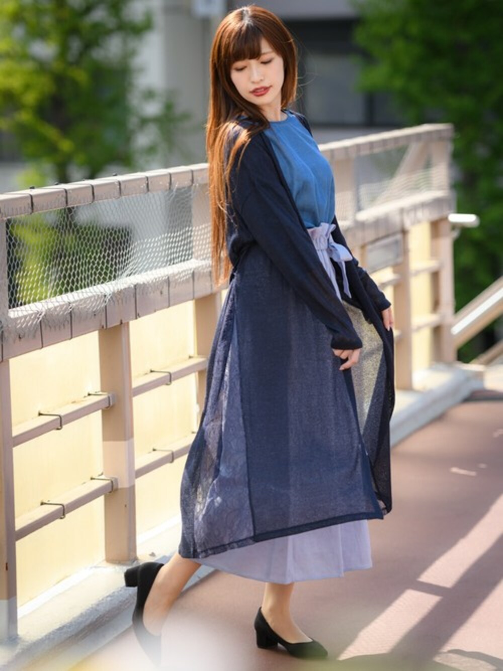 「スカート、ハイウエスト、青、ロングカーディガン、ootd、麻、オトナカジュアル、テンセル、レースガウン、Doubledazzle」｜「Rewdeの低反発Wｸｯｼｮﾝ搭載ﾊﾟﾝﾌﾟｽ（8R18-12136）（パンプス、ブラック系）」を使った、Rewde Staffさん（レディース・164cm）の春コーディネートの1枚目の写真