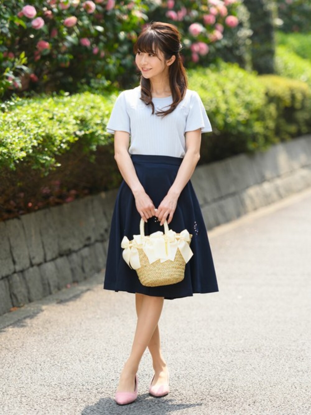 「刺繍、リボン、フェミニン、同系色コーデ、刺繍ニット、ootd、かごバッグ、通勤コーデ、通勤スタイル、大人ガーリー」｜「Rewdeの刺繍入り半袖ﾆｯﾄ（8R14-033039）（ニット/セーター、ブルー系）」を使った、Rewde Staffさん（レディース・154cm）の春コーディネートの1枚目の写真