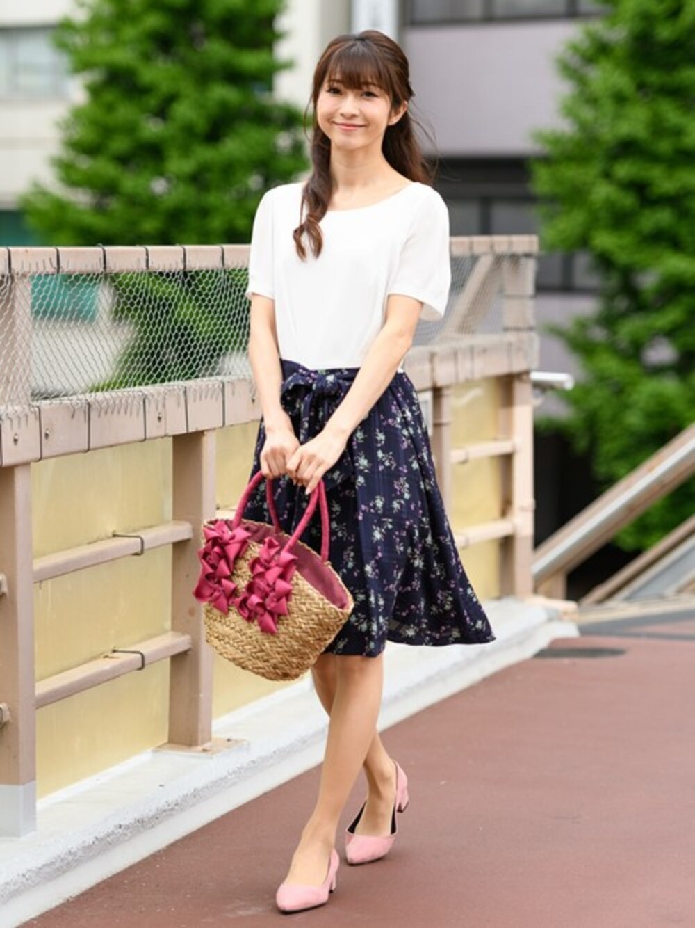 「ネイビー、ootd、ドッキング、小花柄、花柄ワンピース、ドッキングワンピ、LDprime、rew de rew、小花柄ワンピース、半袖ワンピース」｜「LD primeの【LDprime】半袖小花柄ﾄﾞｯｷﾝｸﾞﾜﾝﾋﾟｰｽ（8L05-03024A）（ワンピース、ホワイト系）」を使った、Rewde Staffさん（レディース・154cm）の春コーディネートの1枚目の写真