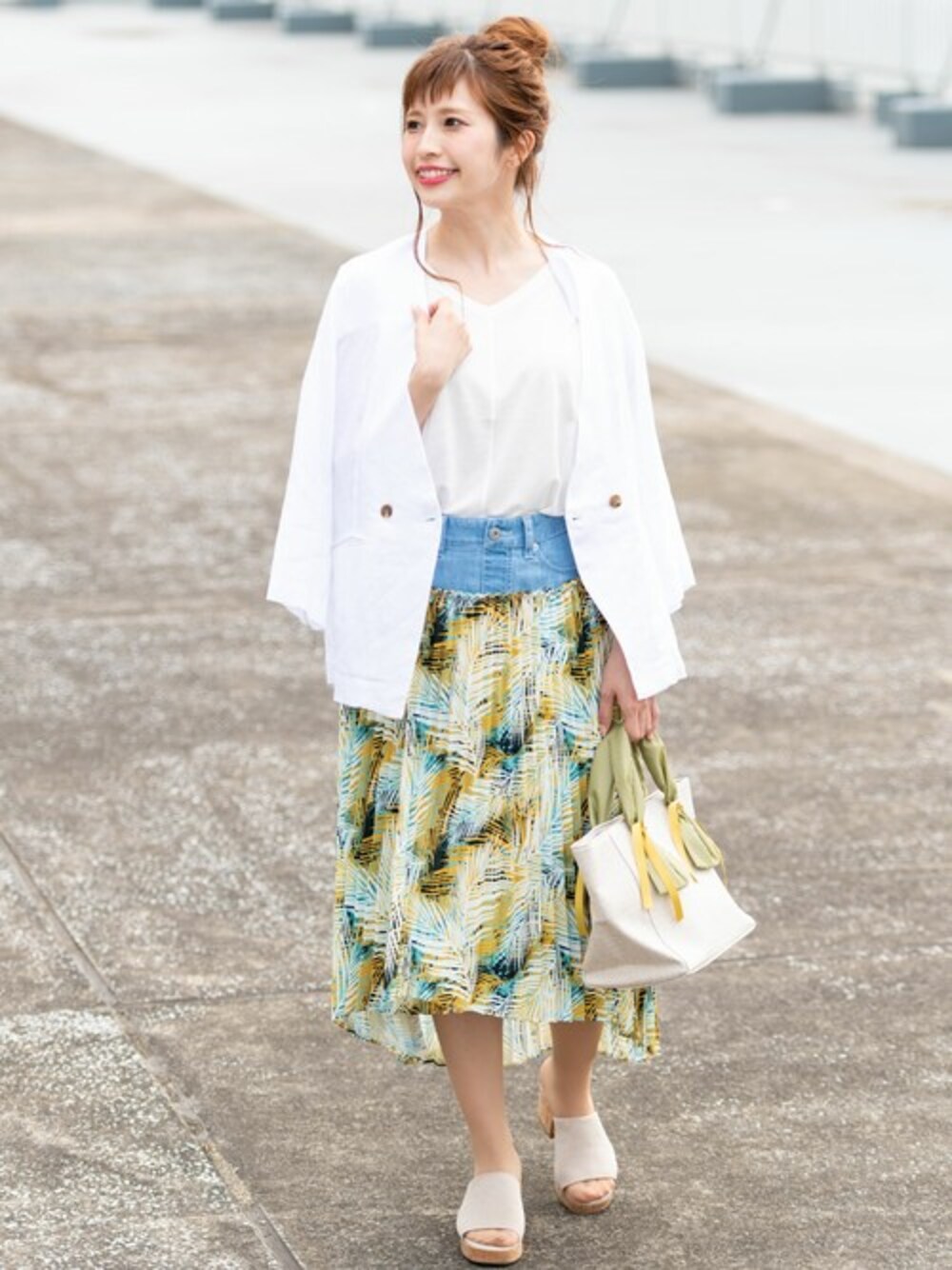 「ジャケット、配色、サボ、リネン、ootd、ボタニカル柄、麻、サボサンダル、Doubledazzle、イレヘムスカート」｜「Rewdeのｻﾎﾞｻﾝﾀﾞﾙ（8R18-03141）（サンダル、ベージュ系）」を使った、Rewde Staffさん（レディース・164cm）の春コーディネートの1枚目の写真