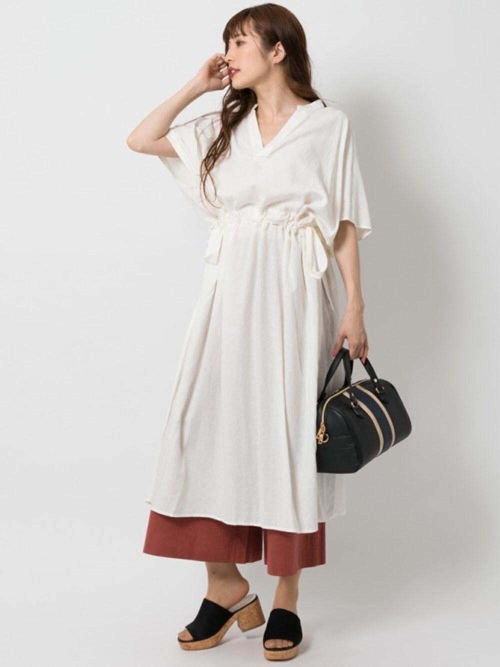 「ワンピース、カジュアル、ホワイト、大人カジュアル、サボ、ボストンバッグ、ootd、楽チンコーデ、シャーリング、Doubledazzle」｜「Double dazzleのｼｬｰﾘﾝｸﾞﾜﾝﾋﾟｰｽ（8D05-249YM）（ワンピース、ホワイト系）」を使った、Rewde Staffさん（レディース・164cm）の夏コーディネートの1枚目の写真