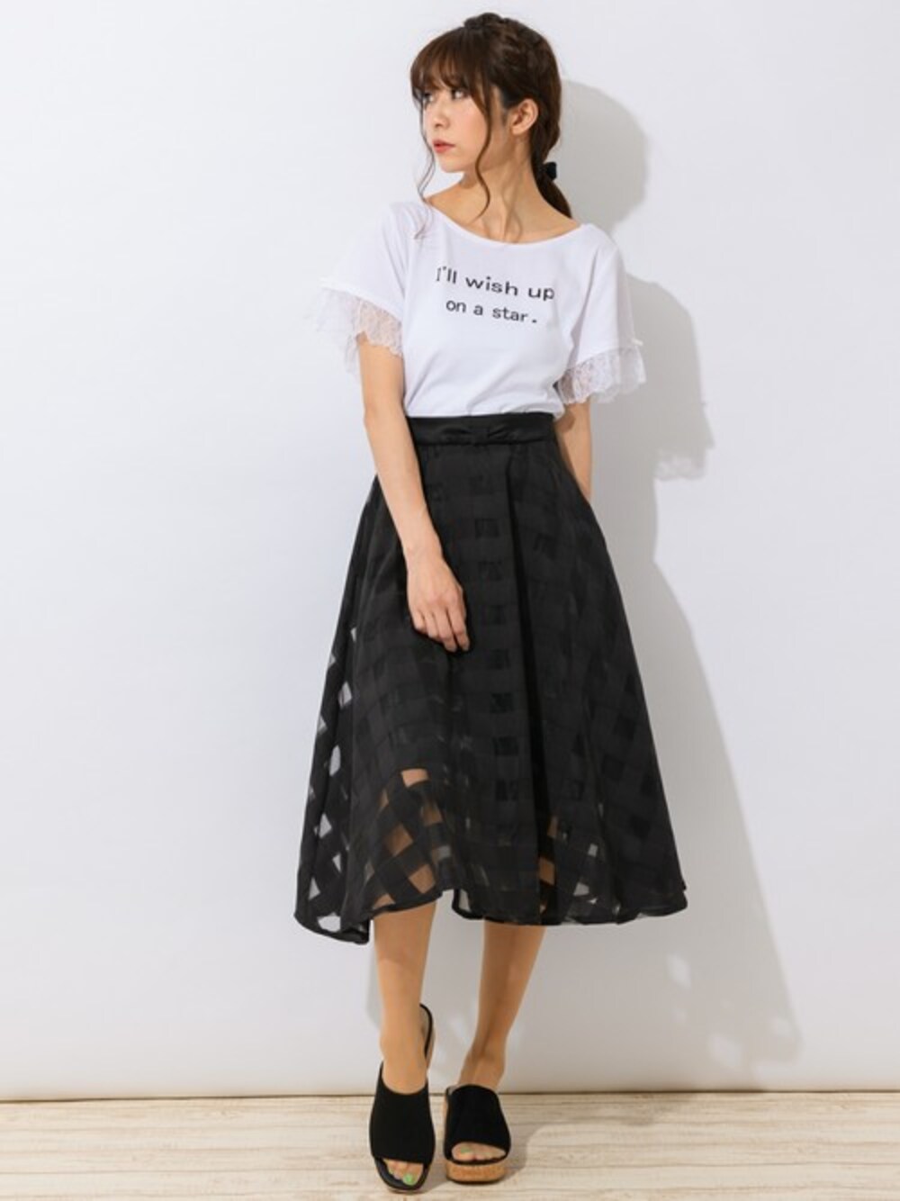 「スカート、ロゴT、Tシャツ、大人カジュアル、サボ、ootd、甘辛mix、大人ガーリー、シアーチェック、rew de rew」｜「Rewdeのﾛｺﾞ入りｶｯﾄｿｰ（8R15-06019）（Tシャツ/カットソー、ホワイト系）」を使った、Rewde Staffさん（レディース・154cm）の夏コーディネートの1枚目の写真