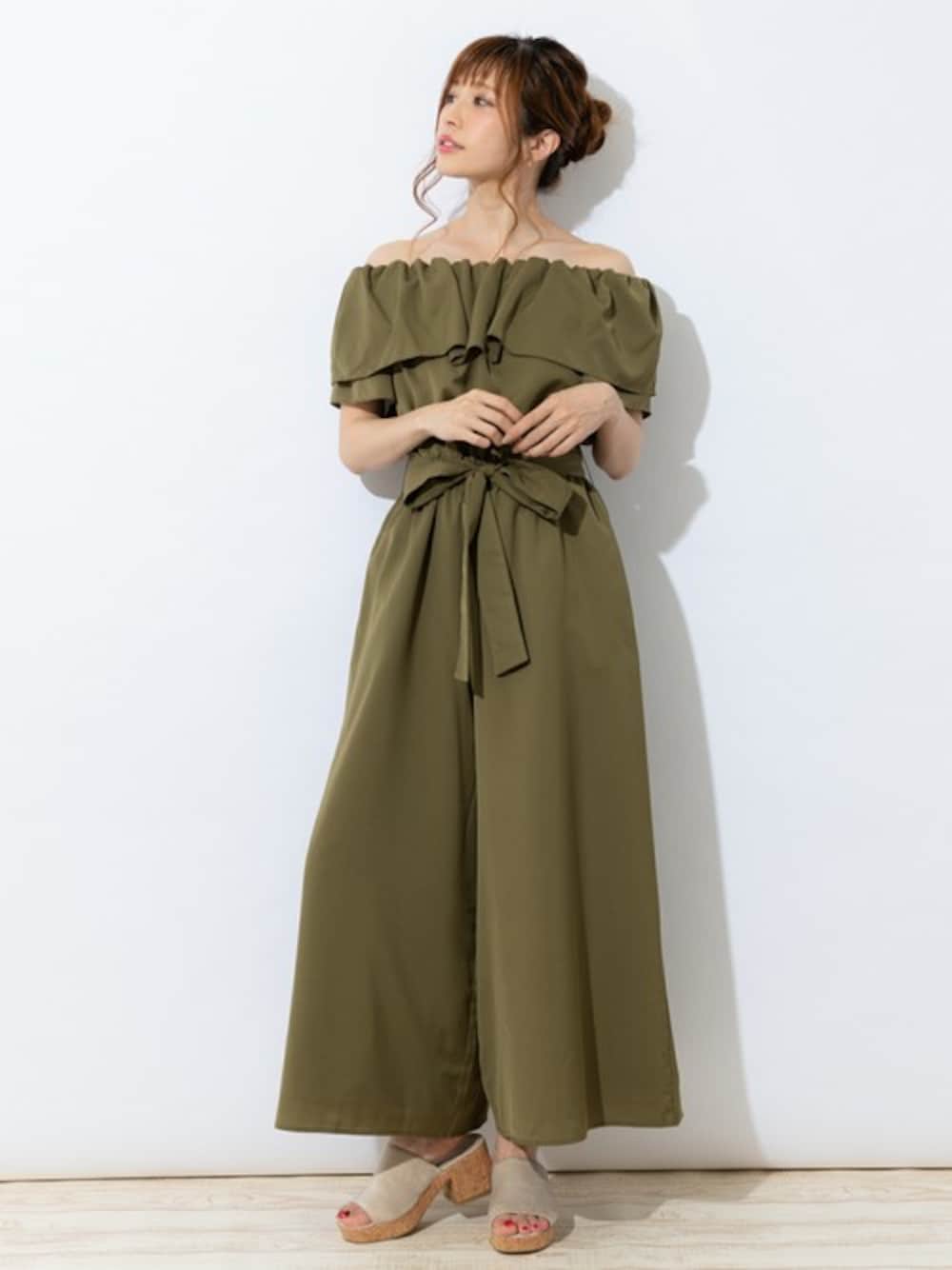 「大人カジュアル、カーキ、ウエストマーク、オフショル、ジャンプスーツ、パンツスタイル、ootd、ワイドシルエット、フェミニン×カジュアル、rew de rew」｜「Rewdeのｵﾌｼｮﾙｼﾞｬﾝﾌﾟｽｰﾂ（8R05-07042）（サロペット/オーバーオール、グリーン系）」を使った、Rewde Staffさん（レディース・164cm）の夏コーディネートの1枚目の写真