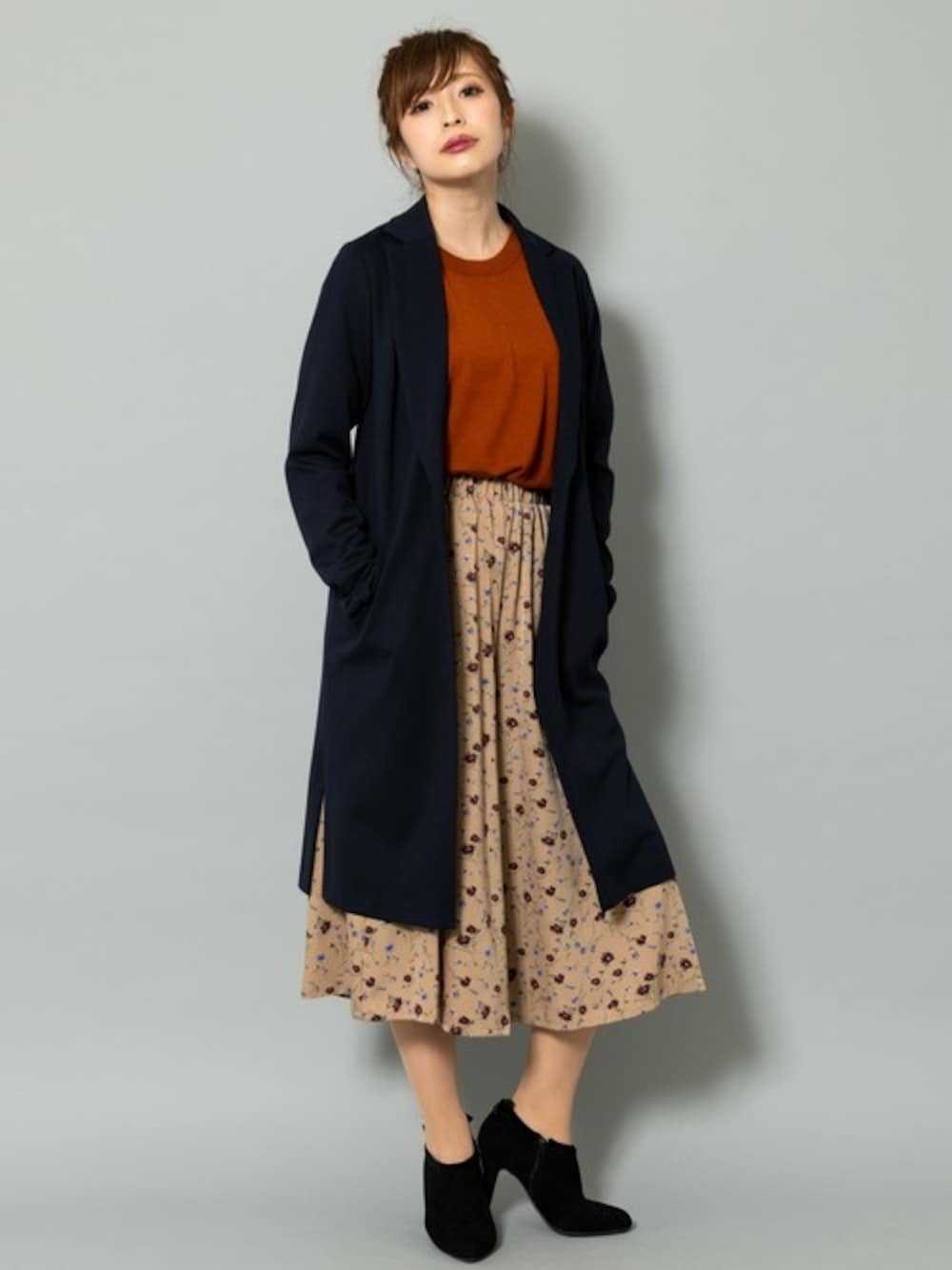 ベージュ系のその他パンツ、オレンジ系のTシャツ/カットソー、ブラック系のテーラードジャケットを着用したレディースの秋コーディネートの1枚目の写真