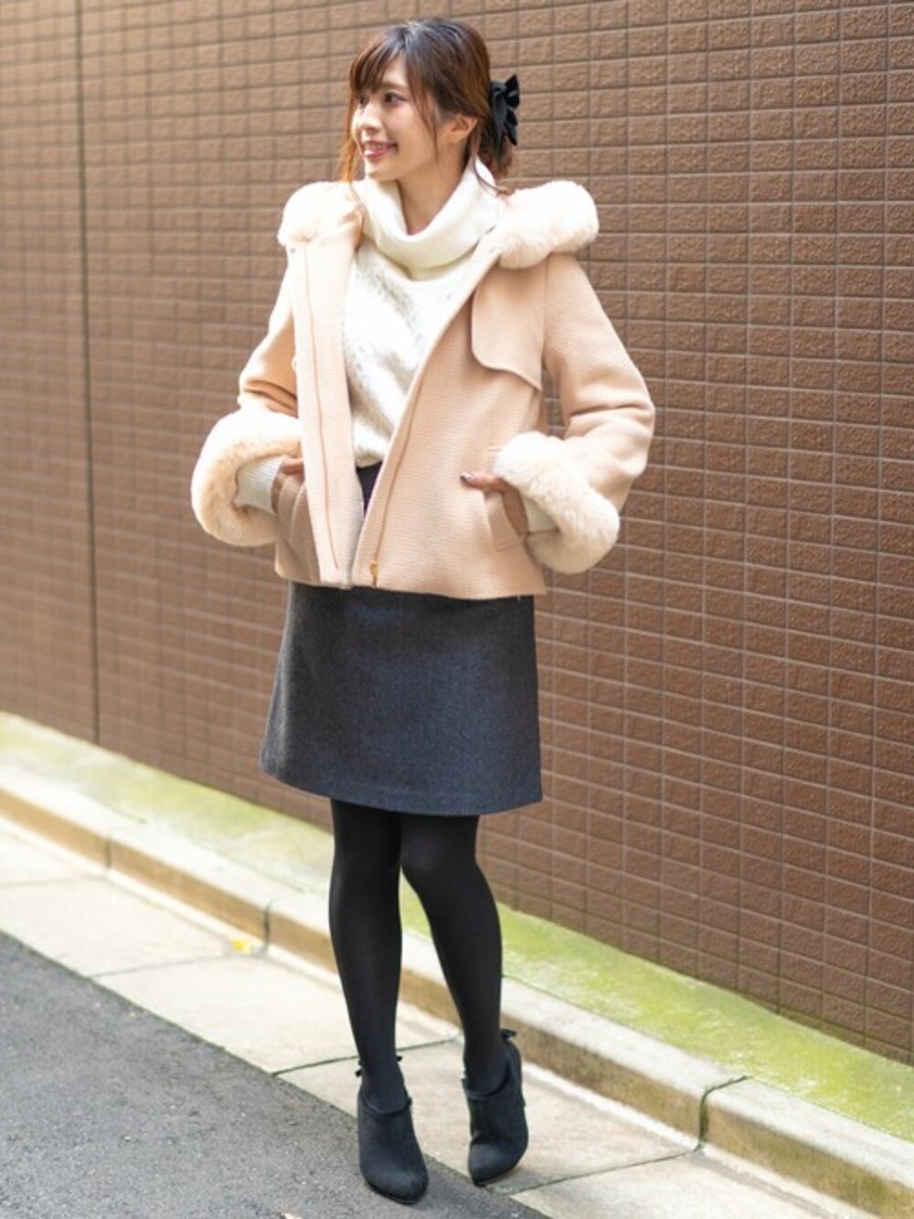 「ニット、トレンド、ショート丈、ウールコート、ミニスカート、タートルネック、ショートコート、ootd、4WAY、rew de rew」｜「Rewdeの★4WAY★ｳｰﾙｼｮｰﾄｺｰﾄ（8R16-10021）（その他アウター、ベージュ系）」を使った、Rewde Staffさん（レディース・163cm）の秋コーディネートの1枚目の写真