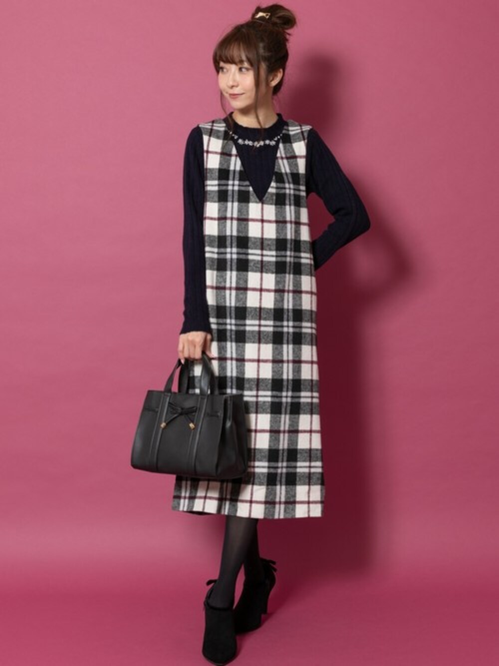「チェック、バッグ、ジャンスカ、シャギー、フェミニン、ビジューニット、ootd、winter、大人ガーリー、rew de rew」｜「Rewdeのｼｬｷﾞｰﾁｪｯｸｼﾞｬﾝﾊﾟｰｽｶｰﾄ（8R05-112139）（ジャンパースカート、ホワイト系）」を使った、Rewde Staffさん（レディース・154cm）の秋コーディネートの1枚目の写真