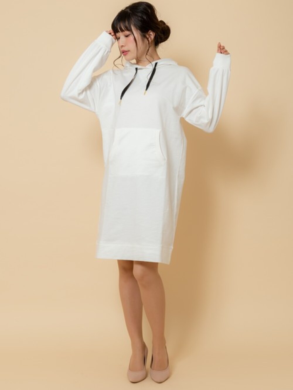 ホワイト系のワンピースを着用したレディースの冬コーディネートの1枚目の写真