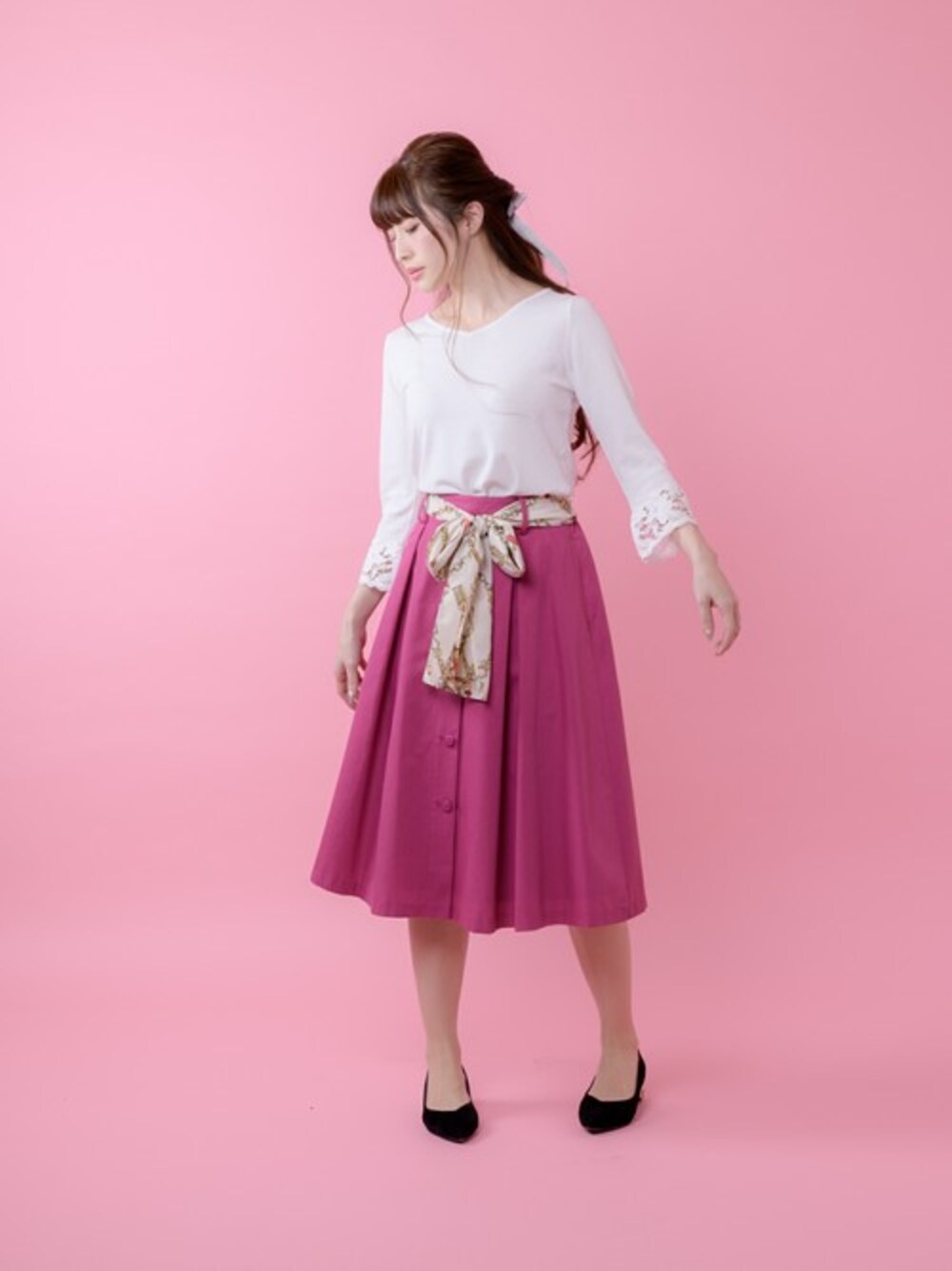 「カットソー、パンプス、スカート、ピンク、フェミニン、ootd、通勤コーデ、大人ガーリー、rew de rew、上品コーデ」｜「Rewdeの★3WAY★ﾎﾞﾀﾝ付ｽｶｰﾄ（9R10-037297）（スカート、ピンク系）」を使った、Rewde Staffさん（レディース・163cm）の春コーディネートの1枚目の写真