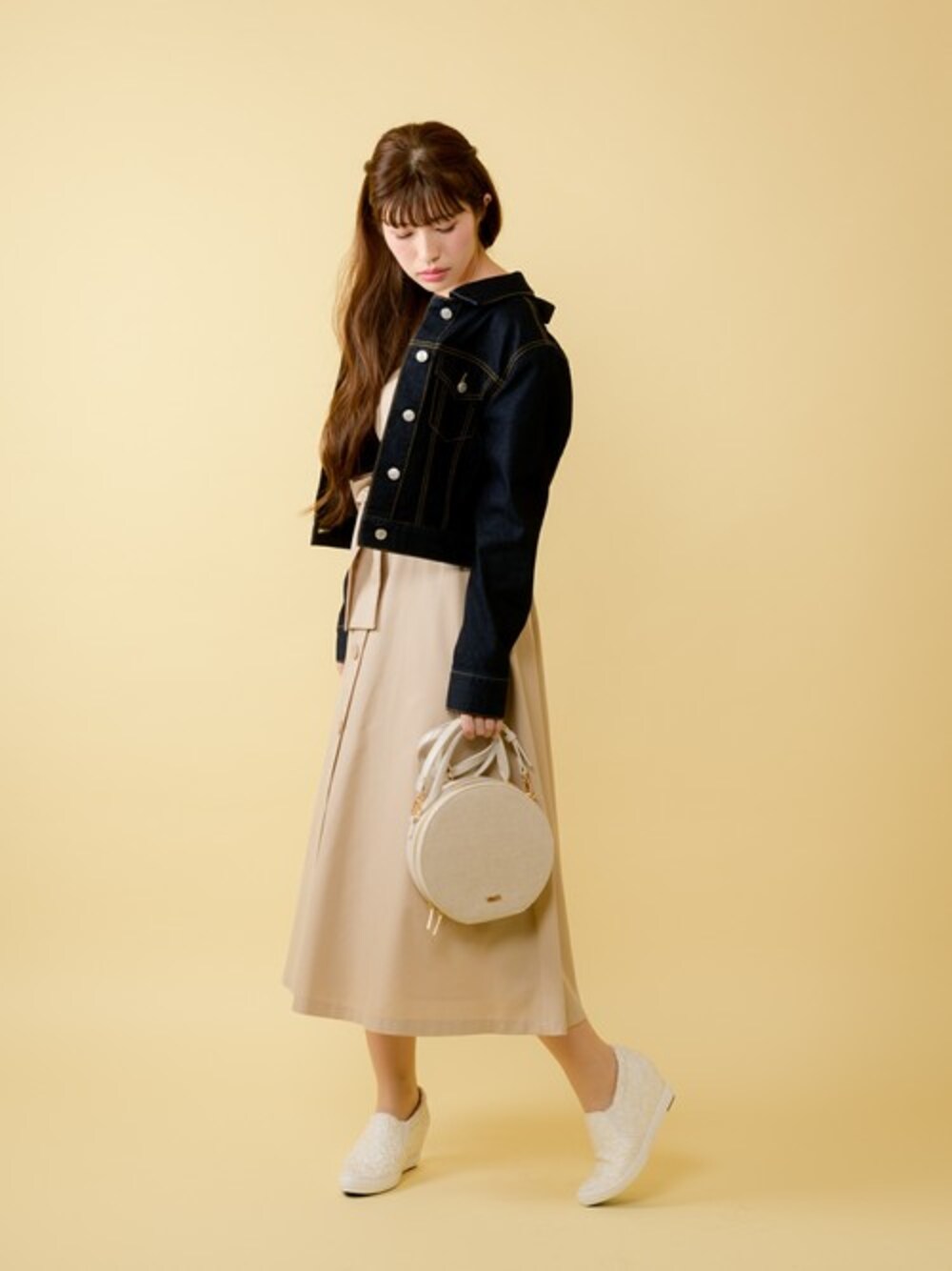 「スニーカー、ワンピース、リボン、Gジャン、バック、ootd、春コーデ、春ワンピ、rew de rew、オトナ女子」｜「Rewdeのﾉｰｽﾘｰﾌﾞﾜﾝﾋﾟｰｽ（9R05-037301）（ワンピース、ベージュ系）」を使った、Rewde Staffさん（レディース・163cm）の春コーディネートの1枚目の写真