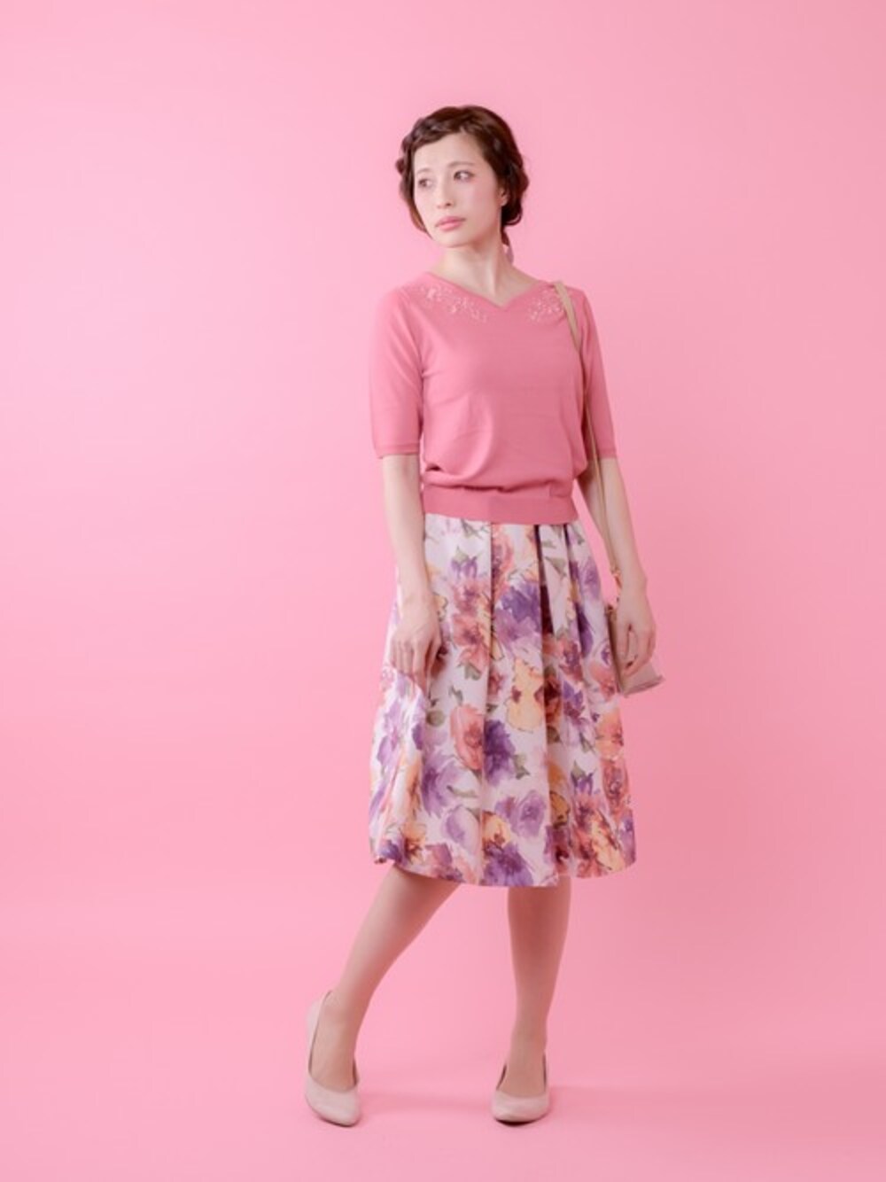 「ニット、スカート、ピンク、カモフラ、ootd、ガーリーコーデ、ＵＶカット、ひんやり、rew de rew、オトナ女子」｜「Rewdeのｶﾓﾌﾗｰｼﾞｭ柄ﾌﾚｱｽｶｰﾄ（9R10-02076）（スカート、ピンク系）」を使った、Rewde Staffさん（レディース・163cm）の春コーディネートの1枚目の写真
