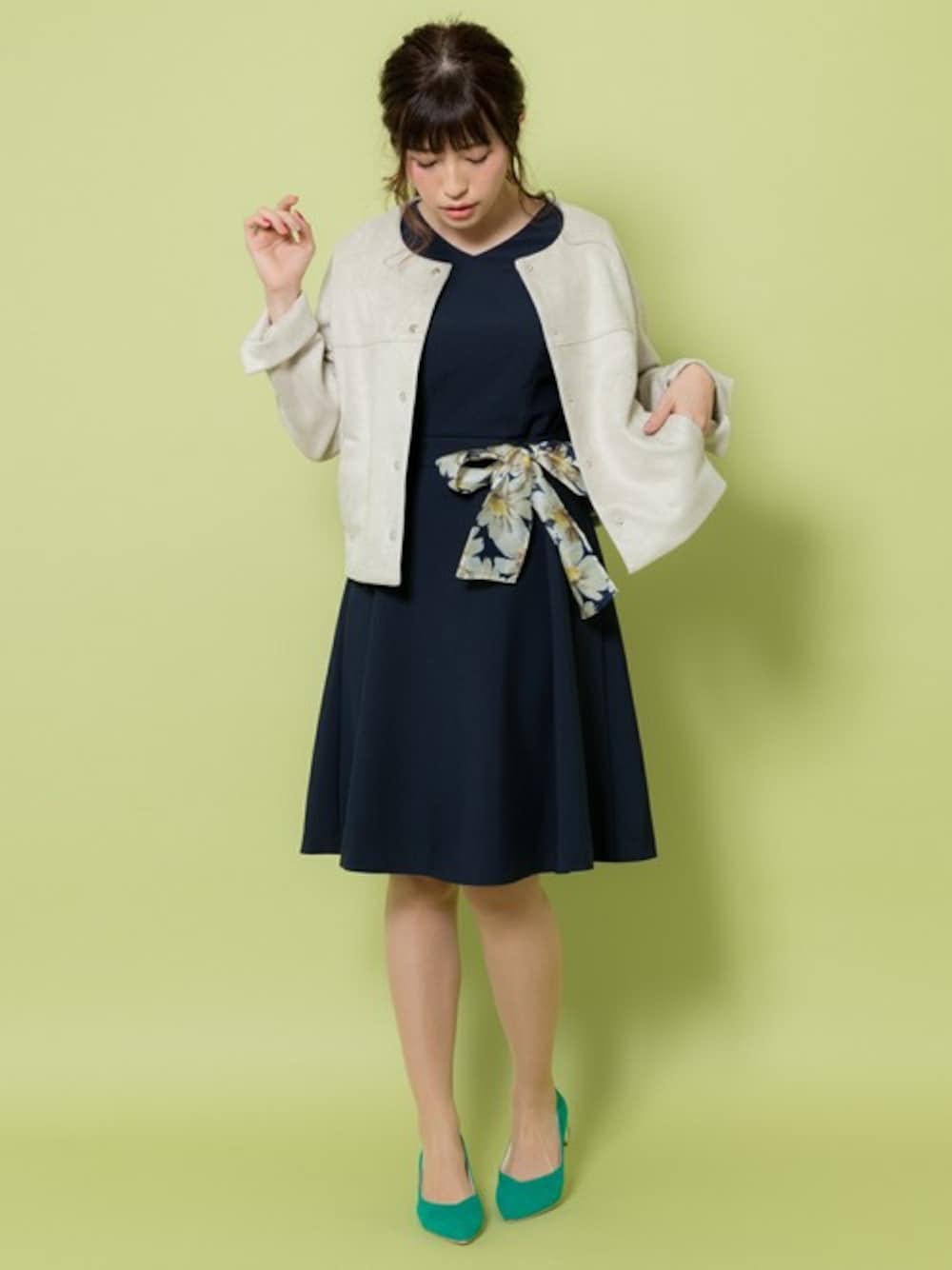 「ワンピース、パンプス、きれいめスタイル、２ＷＡＹ、大人女子、ootd、ジャケットスタイル、フェイクスエード、rew de rew、上品コーデ」｜「Rewdeの★2WAY★ﾍﾞﾙﾄ付ﾜﾝﾋﾟｰｽ（9R05-03117）（ワンピース、ブルー系）」を使った、Rewde Staffさん（レディース・163cm）の春コーディネートの1枚目の写真