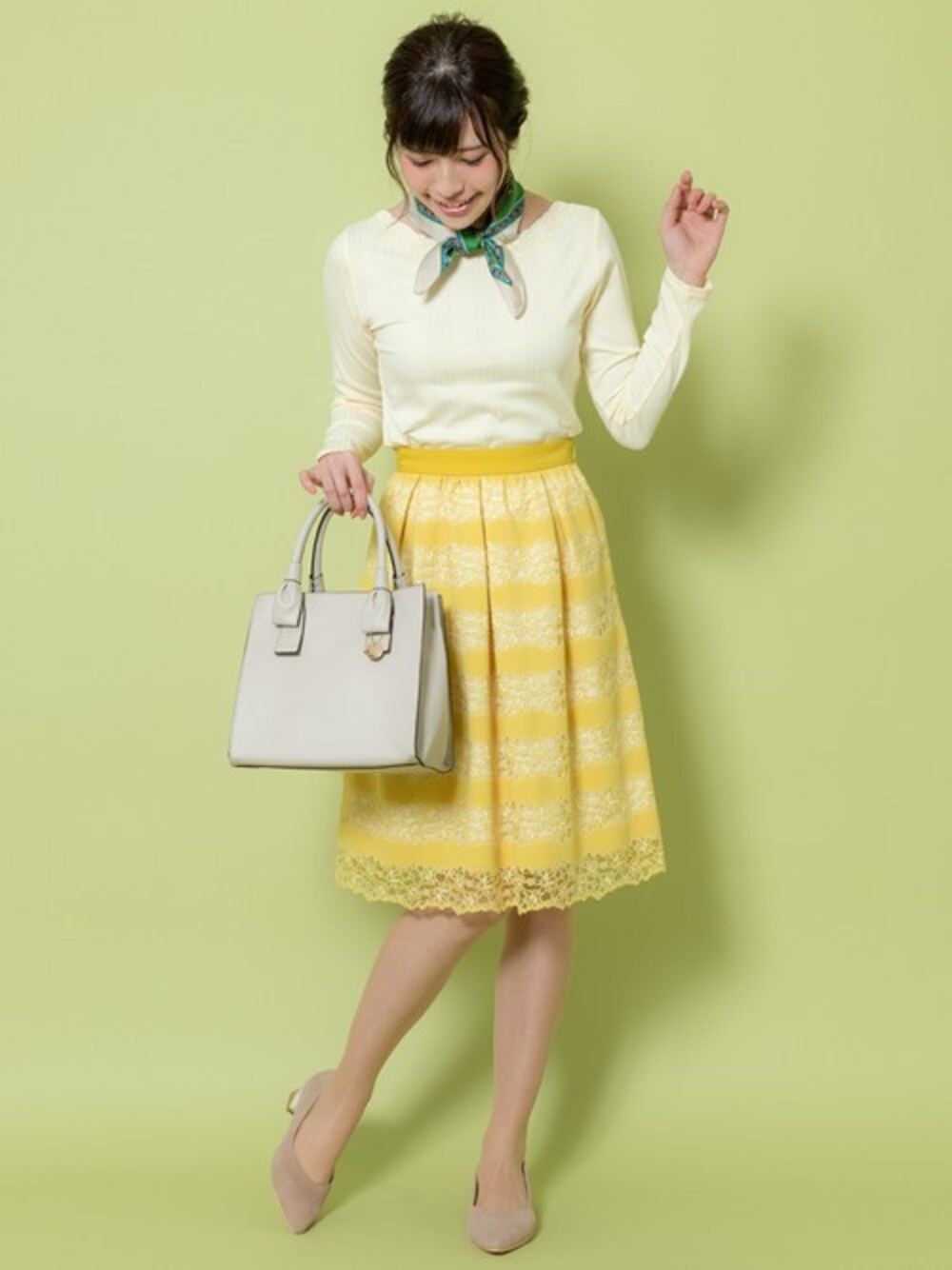 「カットソー、スカート、yellow、スカーフ、レーススカート、ootd、膝丈スカート、春コーデ、大人ガーリー、rew de rew」｜「Rewdeの★日本製★花柄ﾚｰｽｽｶｰﾄ（9R10-03082）（スカート、イエロー系）」を使った、Rewde Staffさん（レディース・163cm）の春コーディネートの1枚目の写真