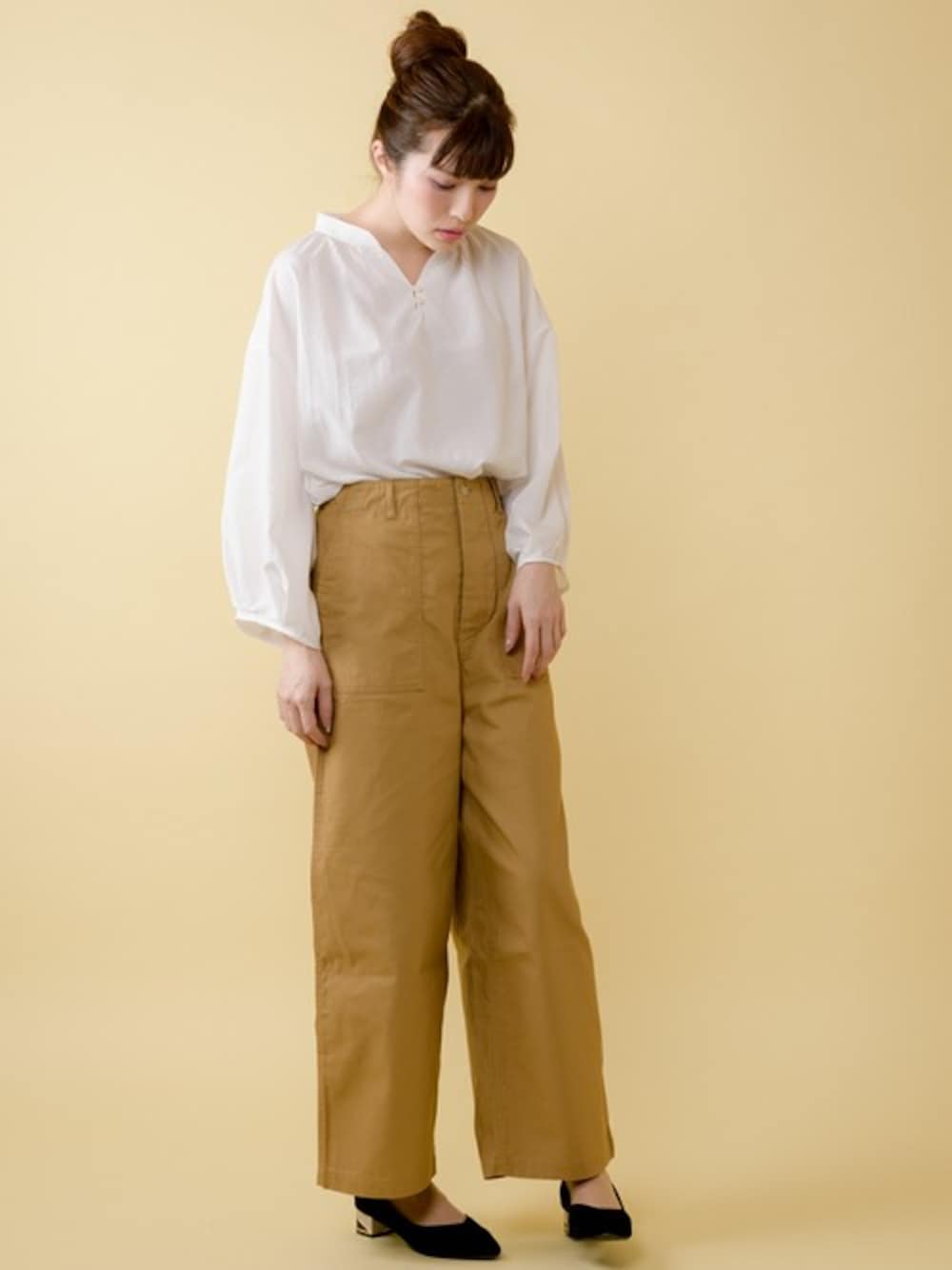 ホワイト系のシャツ/ブラウス、ベージュ系のカーゴパンツを着用したレディースの春コーディネートの1枚目の写真