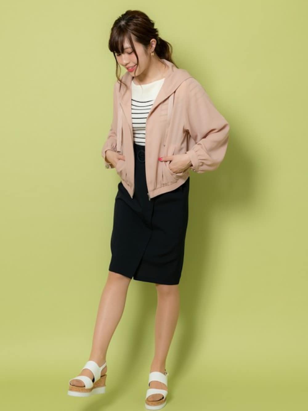 「タイトスカート、スカート、ボーダー、パーカー、大人カジュアル、休日スタイル、春アウター、ボーダートップス、ootd、rew de rew」｜「RewdeのZIPﾊﾟｰｶｰ（9R16-04035）（ブルゾン、ベージュ系）」を使った、Rewde Staffさん（レディース・163cm）の春コーディネートの1枚目の写真